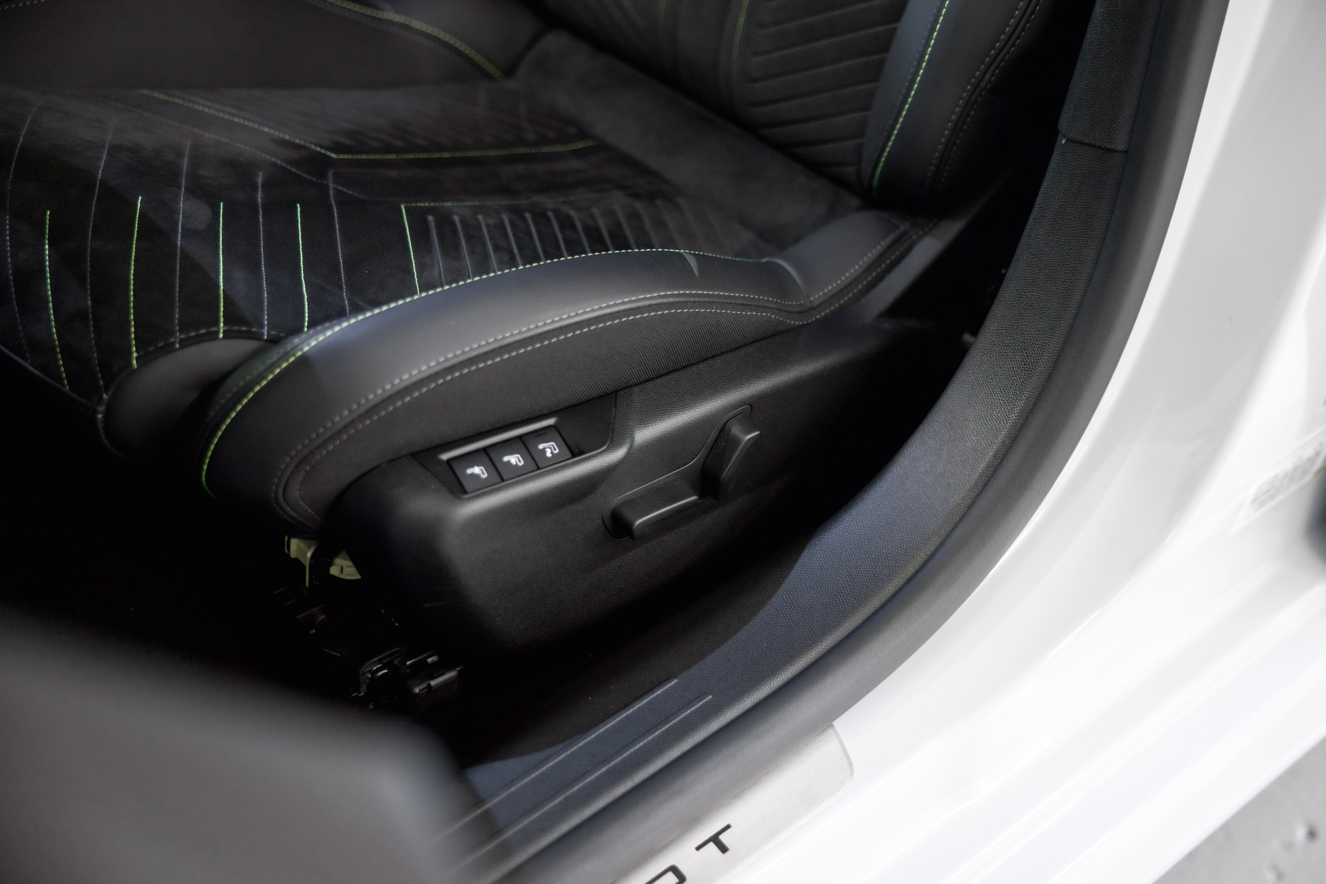PEUGEOT 208 1.2 MHEV 110 GT-image-20