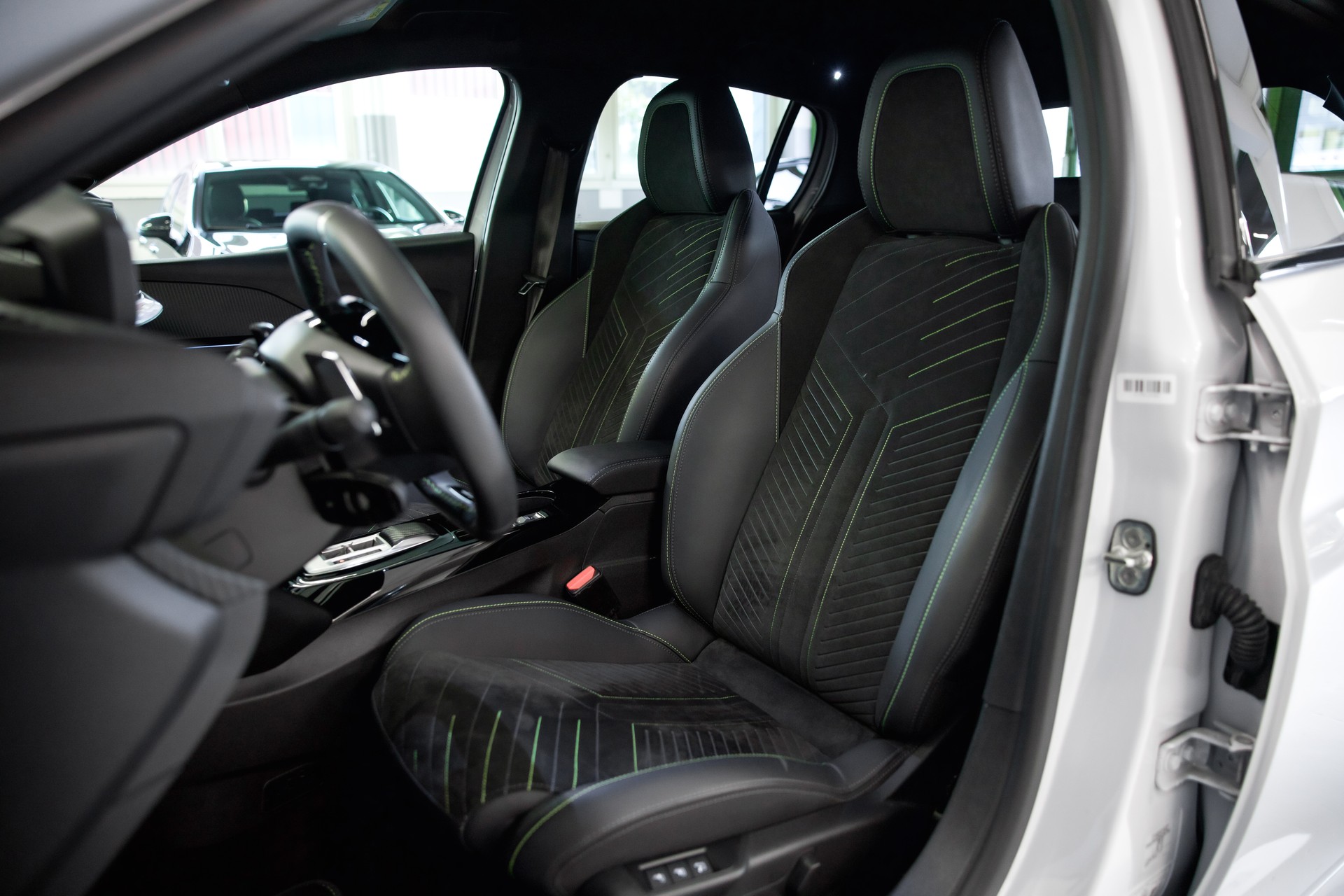 PEUGEOT 208 1.2 MHEV 110 GT-image-19