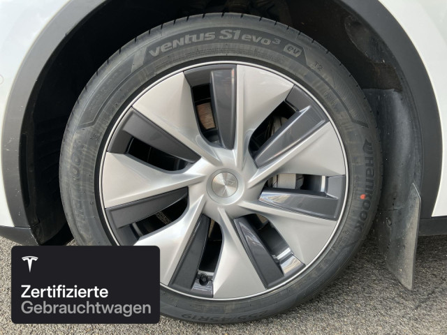 TESLA Model Y Long Range AWD-image-4