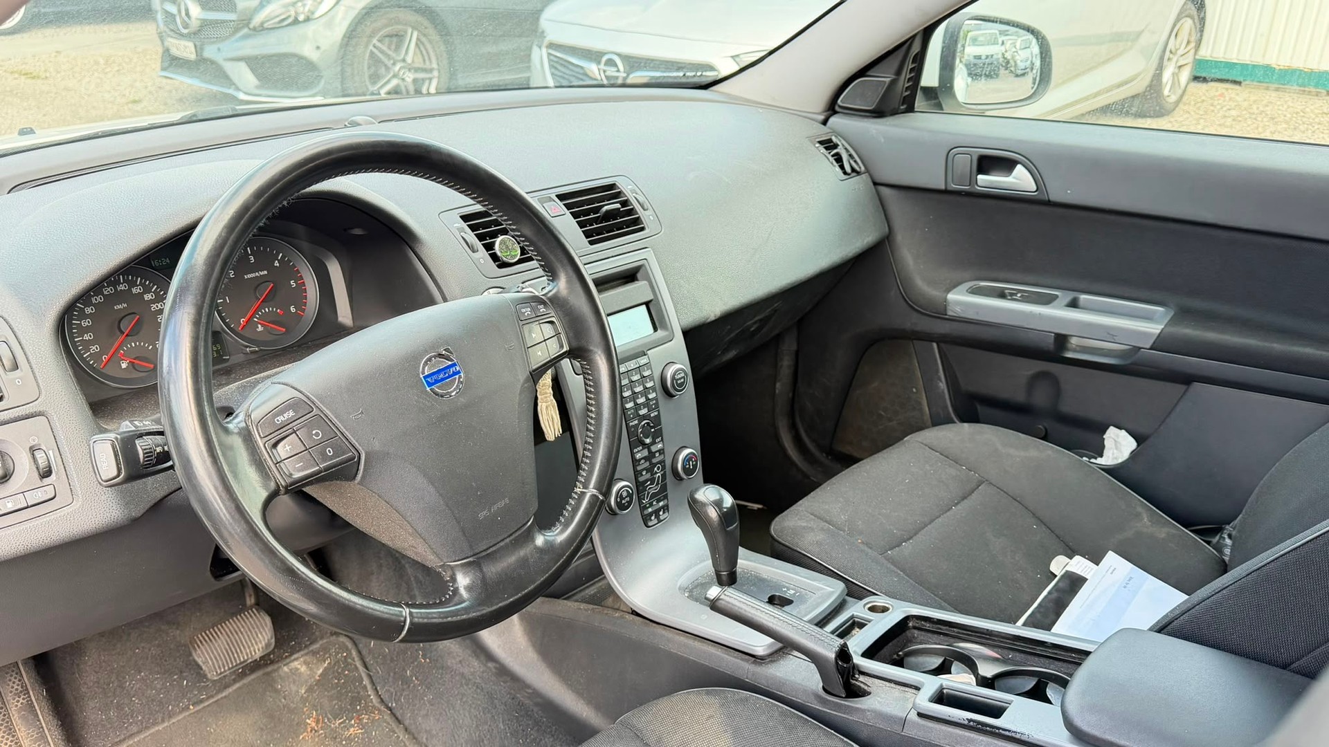 VOLVO V50 D3 Momentum Geartronic-image-9