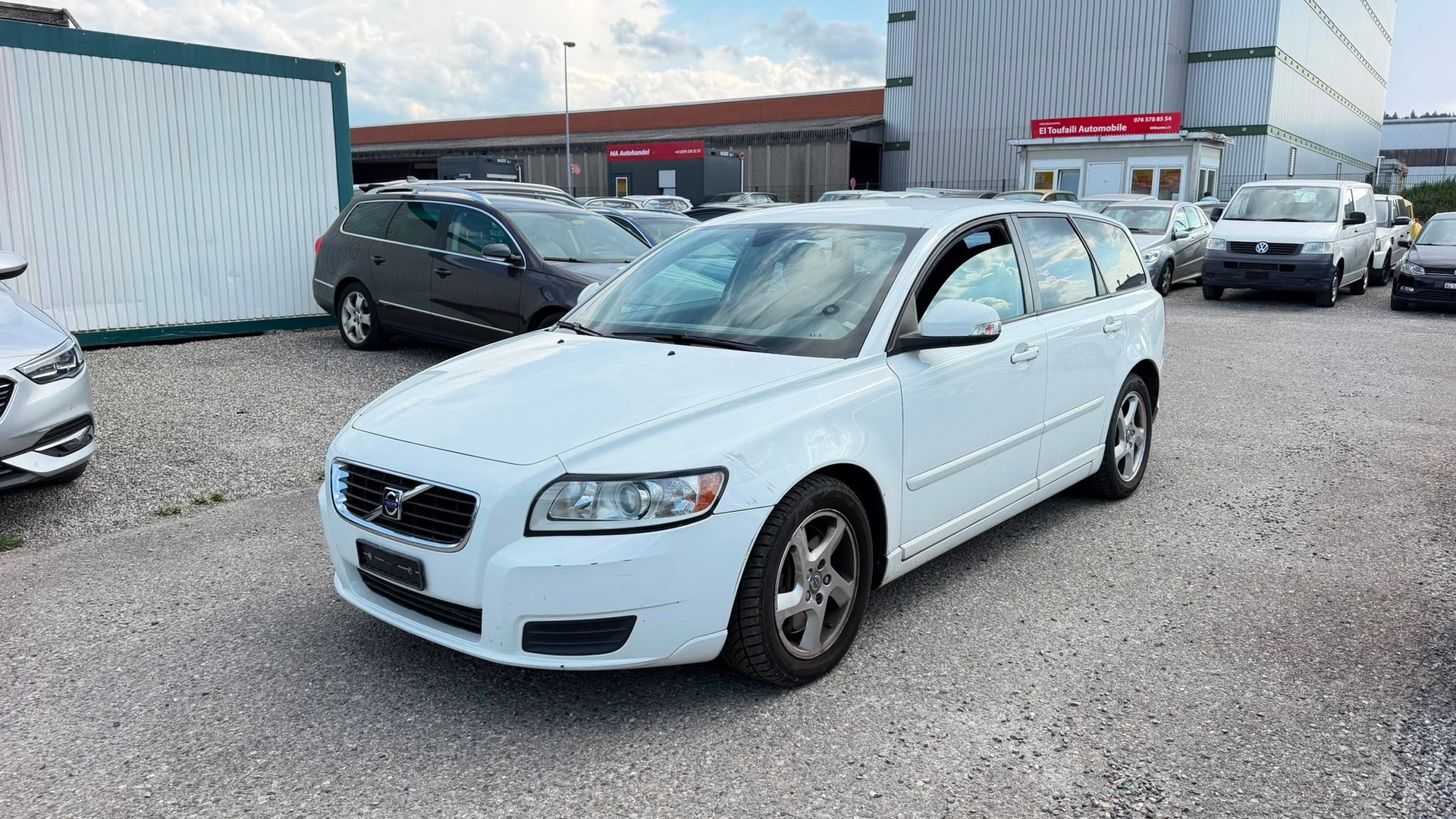VOLVO V50 D3 Momentum Geartronic-image-0