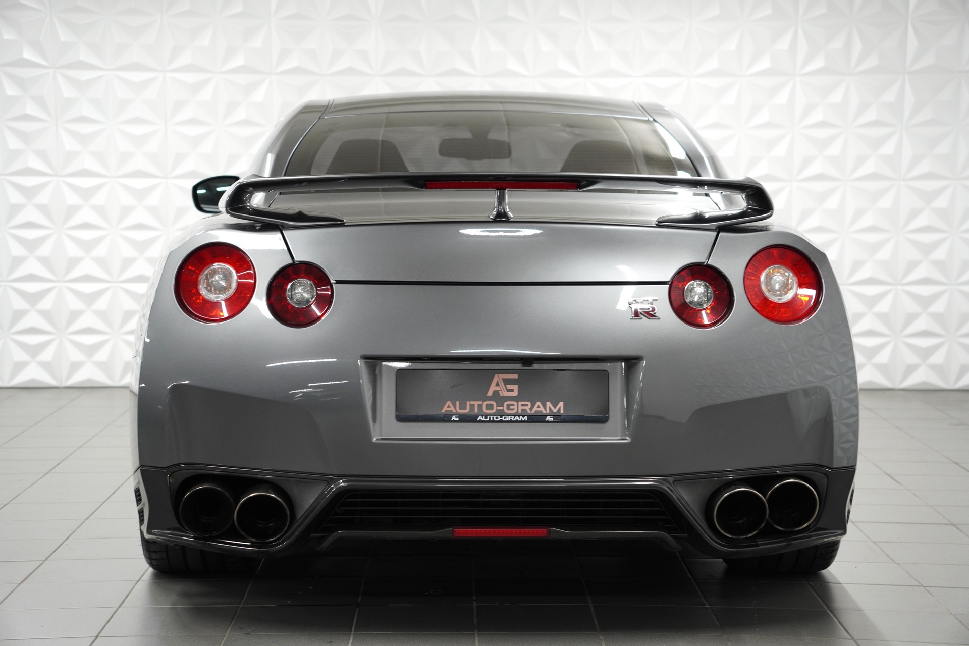 NISSAN GT-R 3.8 V6 Biturbo Premium Edition-showroom-element-3