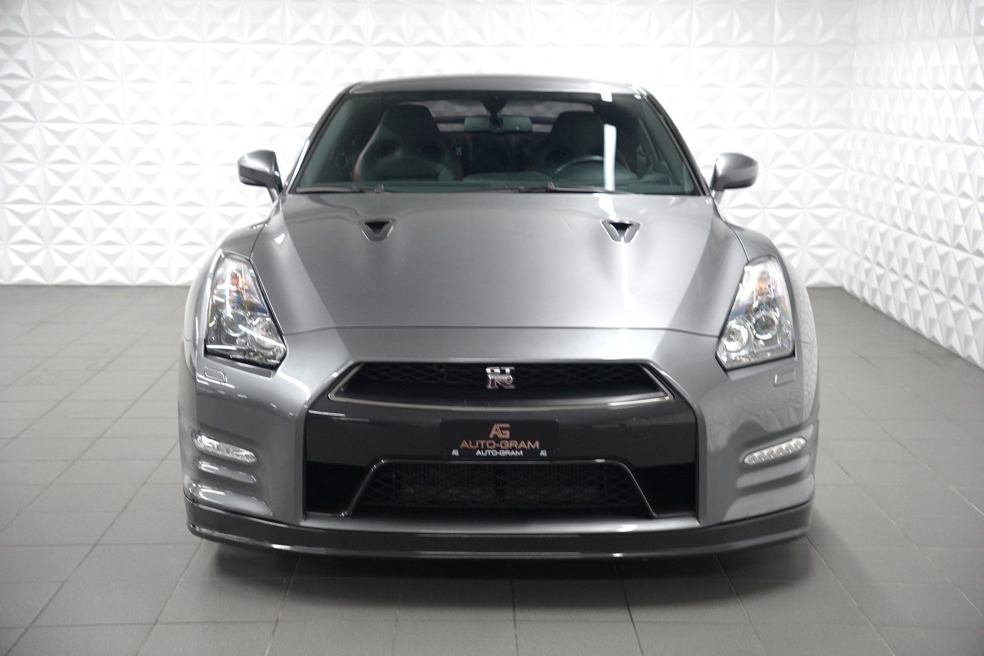 NISSAN GT-R 3.8 V6 Biturbo Premium Edition-showroom-element-1