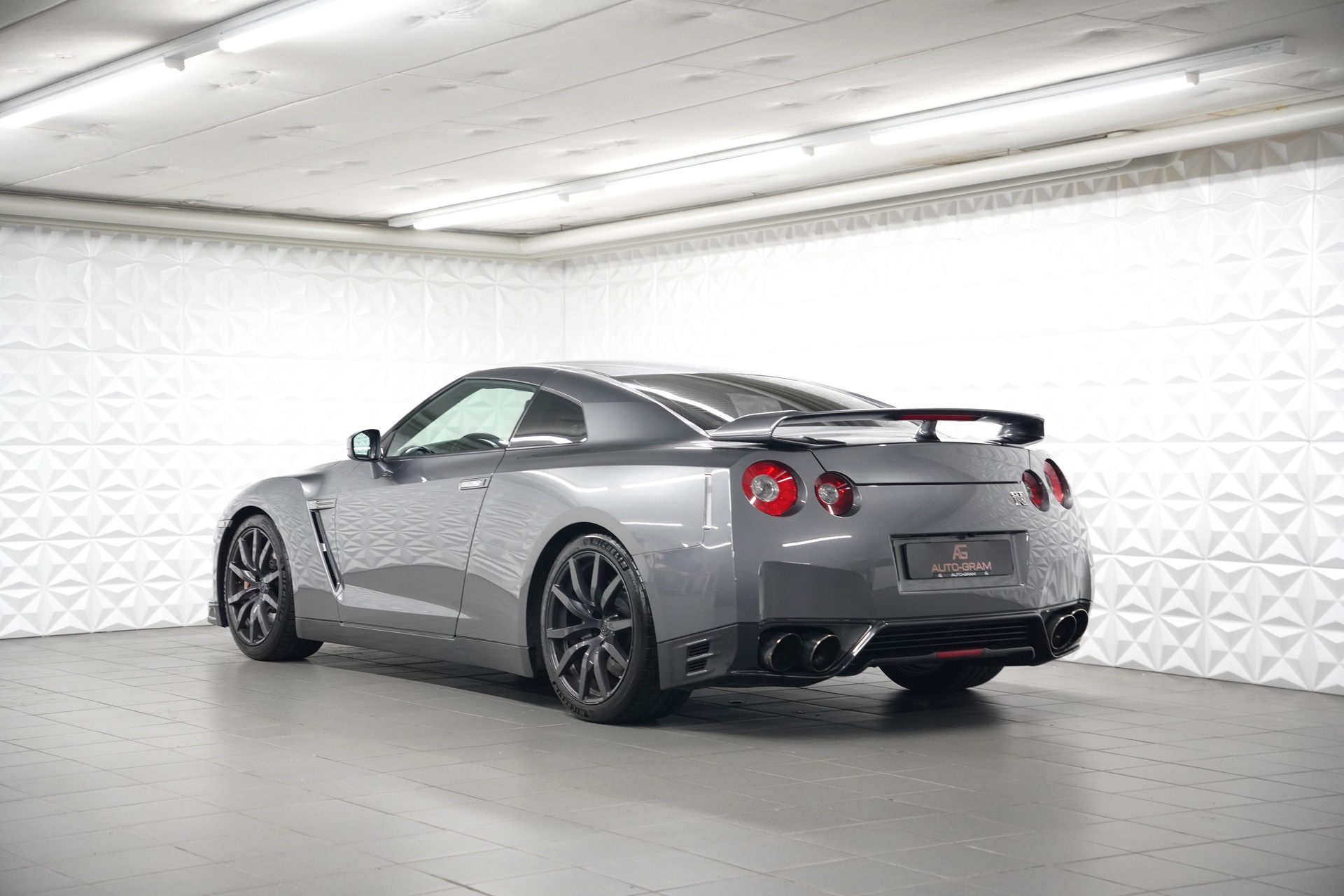 NISSAN GT-R 3.8 V6 Biturbo Premium Edition-showroom-element-3