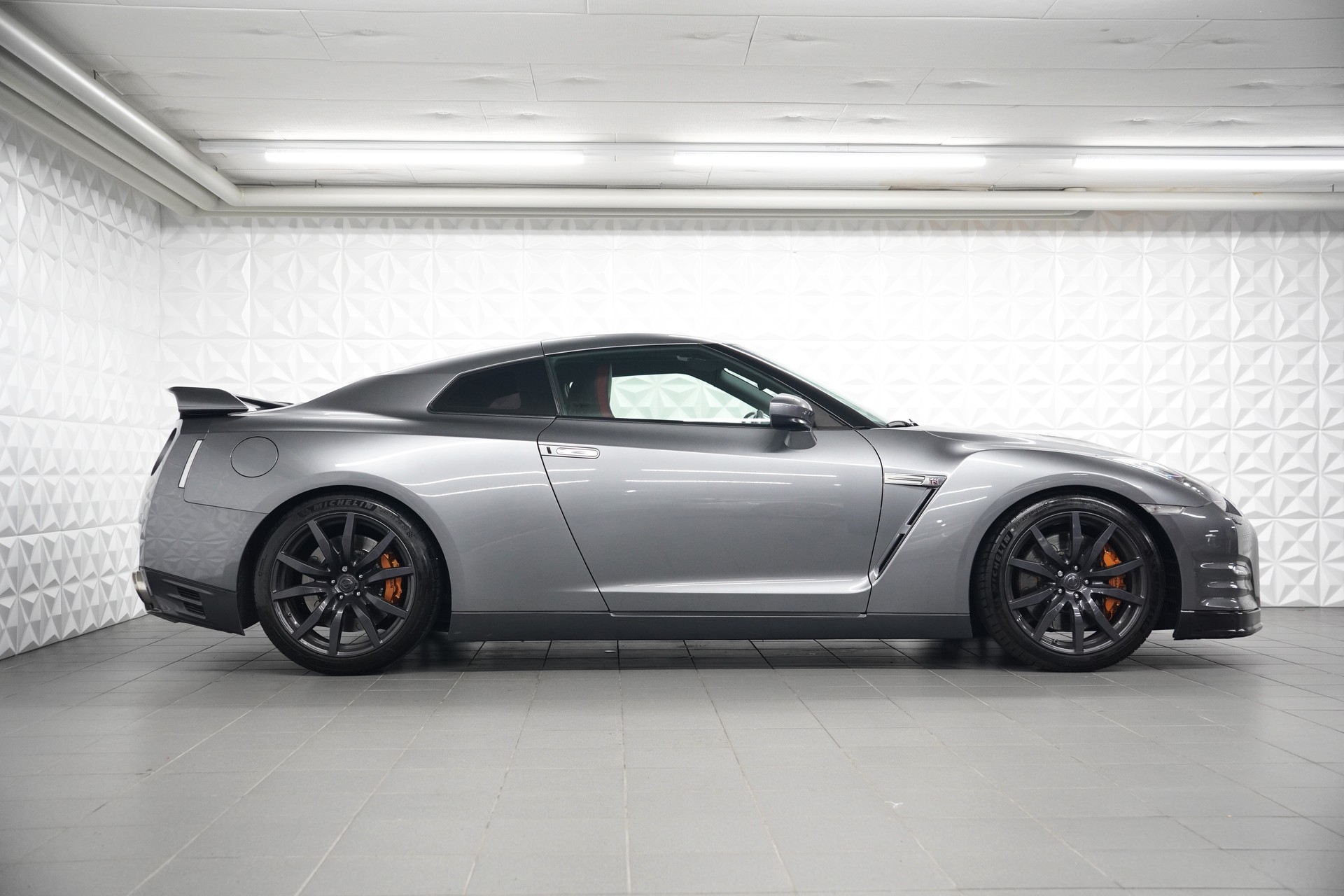 NISSAN GT-R 3.8 V6 Biturbo Premium Edition-showroom-element-2