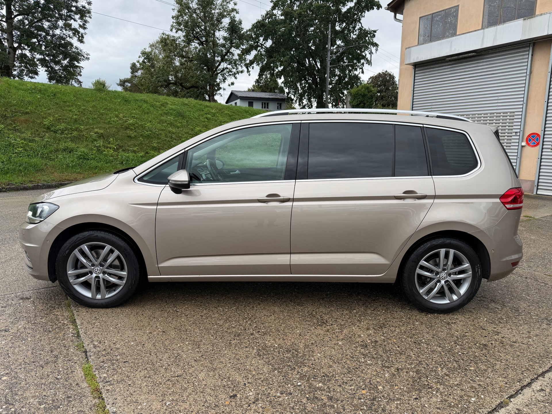 VW Touran 2.0 TDI BlueMotion Technology Highline-image-1