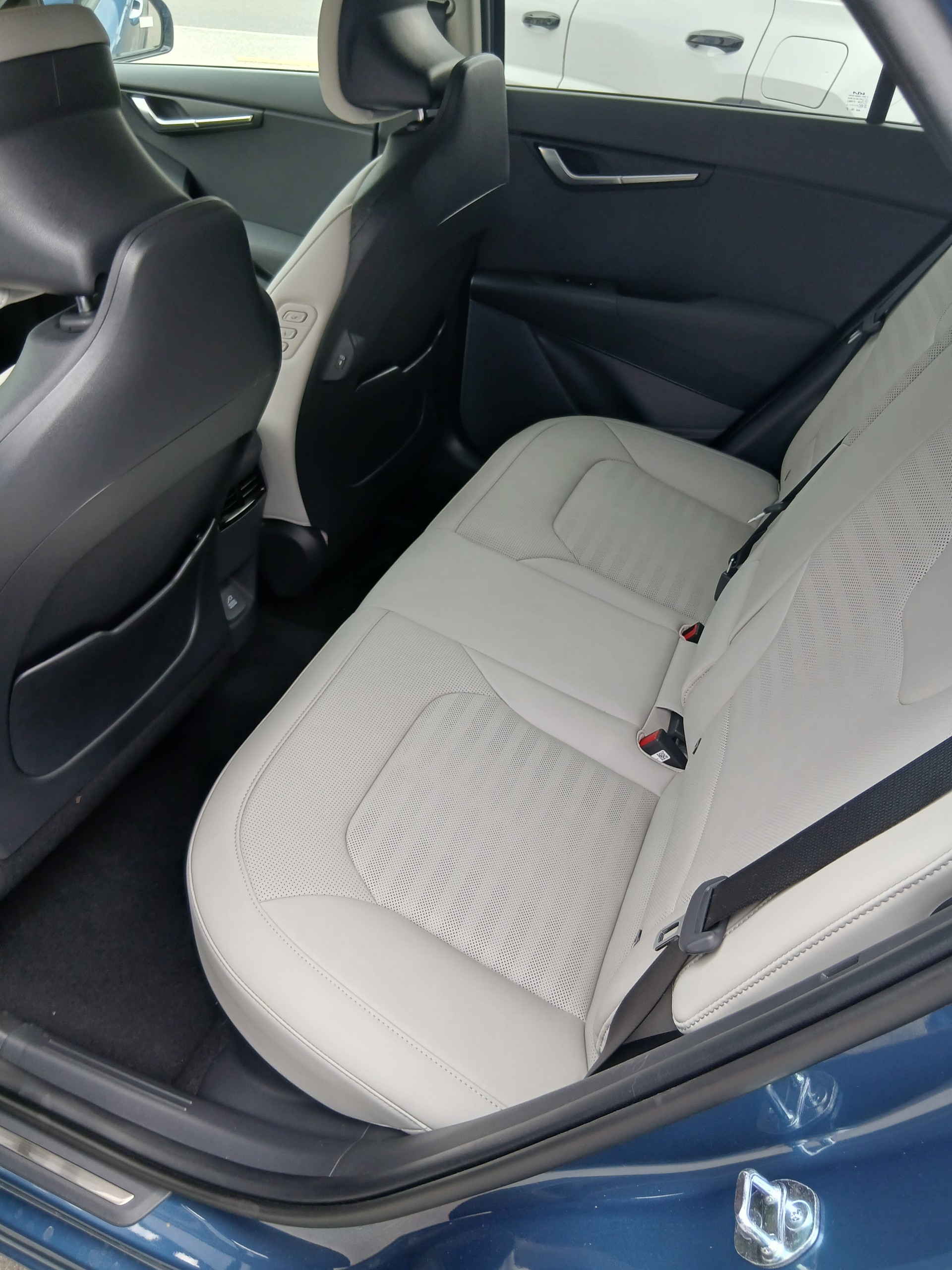 KIA Niro 1.6GDi Hybrid Style DCT-image-7