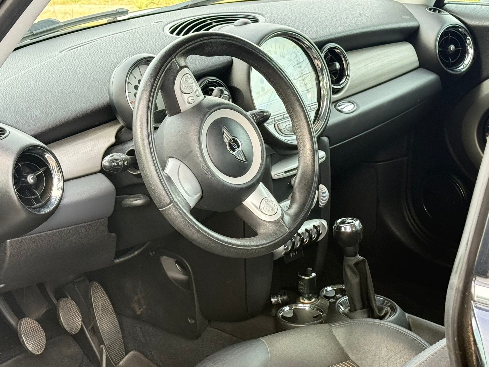 MINI 1.6i Cooper-image-4
