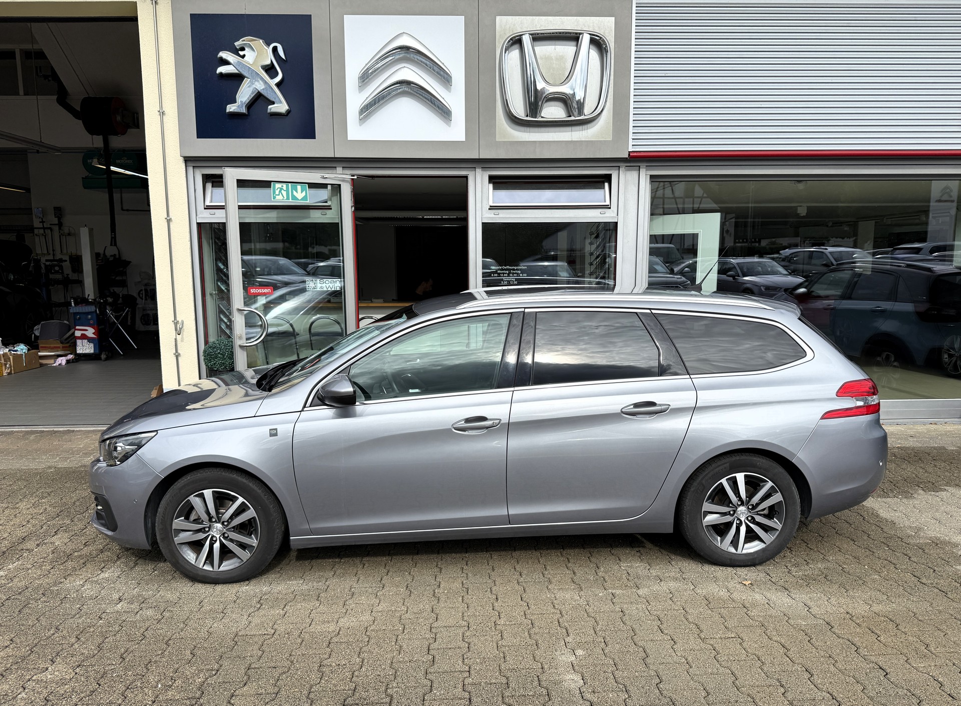 PEUGEOT 308 SW 1.2 Pure Tech Tech Edition EAT8-image-3