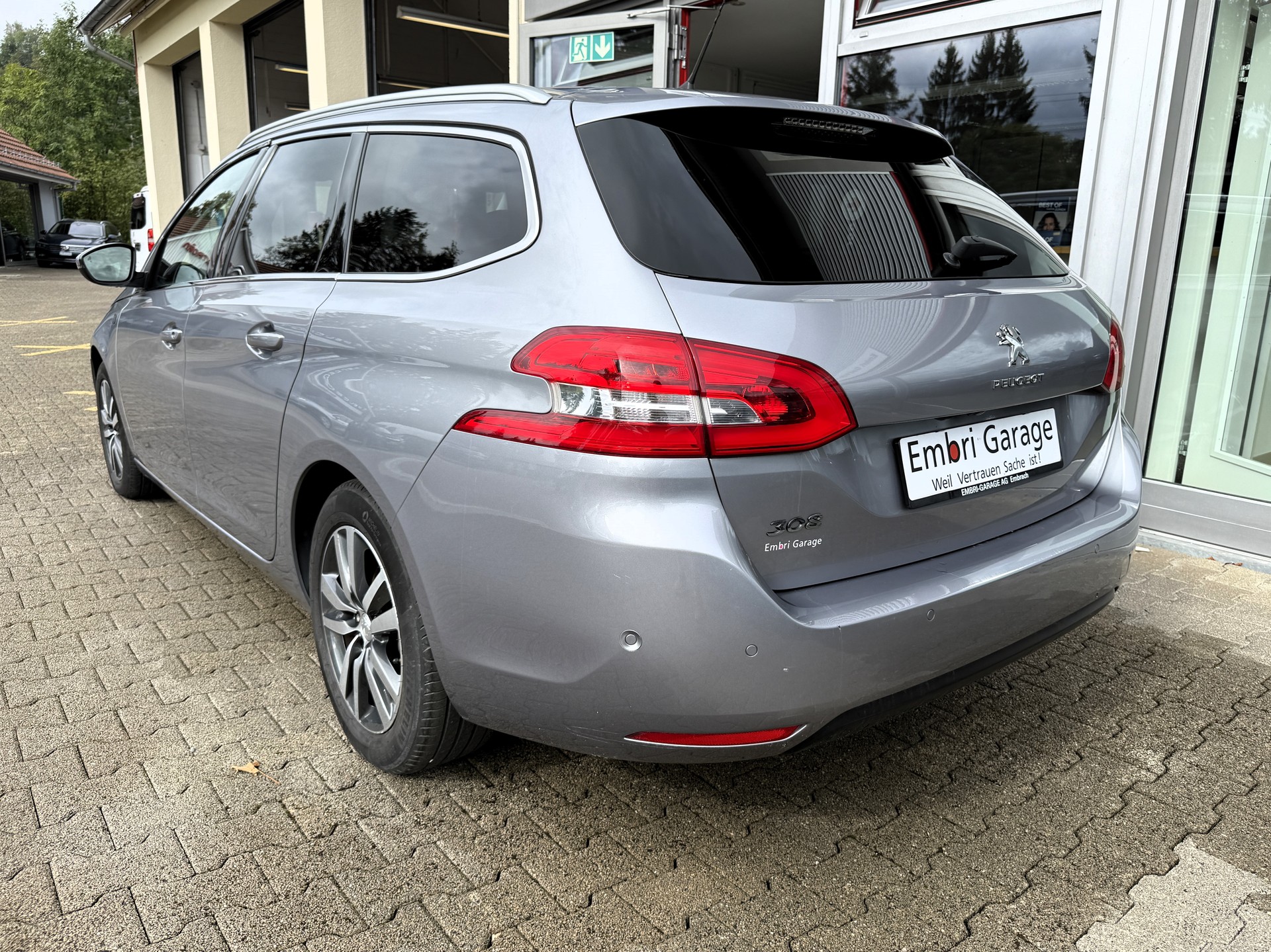 PEUGEOT 308 SW 1.2 Pure Tech Tech Edition EAT8-image-4