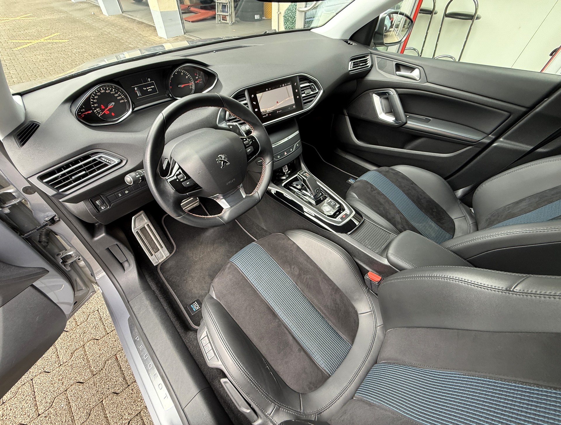 PEUGEOT 308 SW 1.2 Pure Tech Tech Edition EAT8-image-14