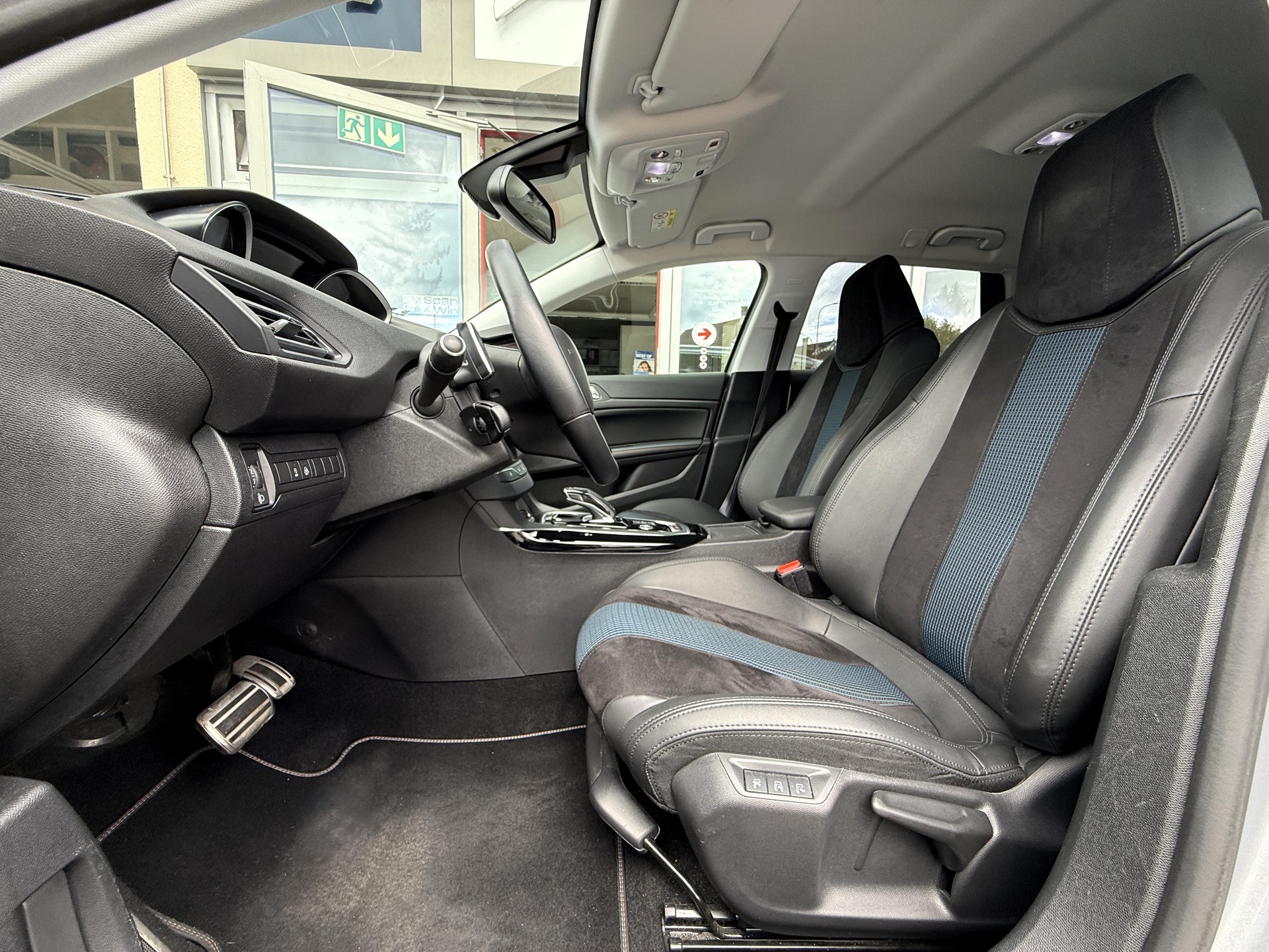 PEUGEOT 308 SW 1.2 Pure Tech Tech Edition EAT8-image-15