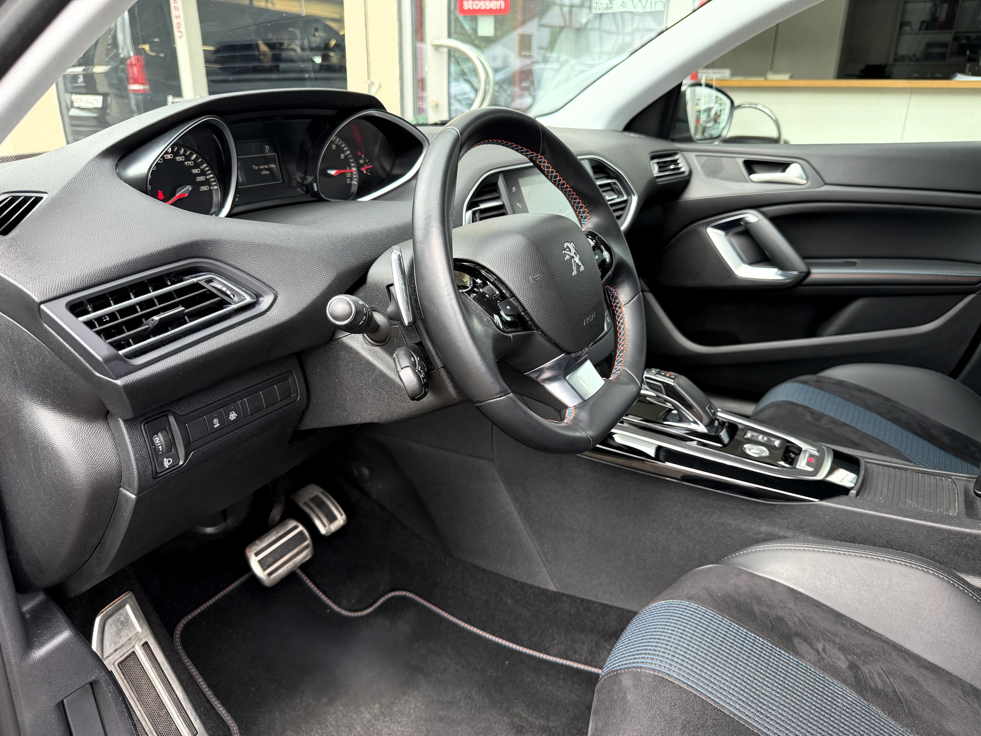 PEUGEOT 308 SW 1.2 Pure Tech Tech Edition EAT8-image-13