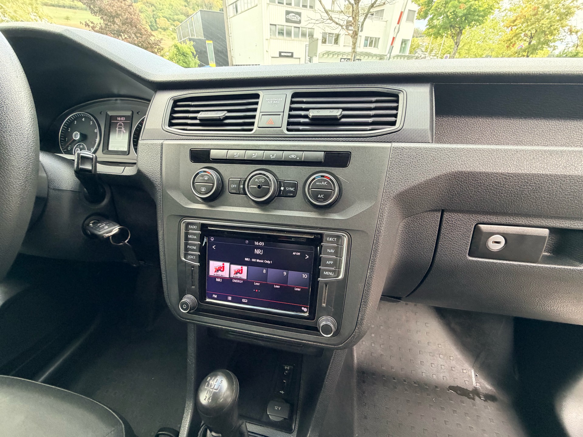 VW Caddy Maxi 1.0TSI BlueMotion Technology-image-9
