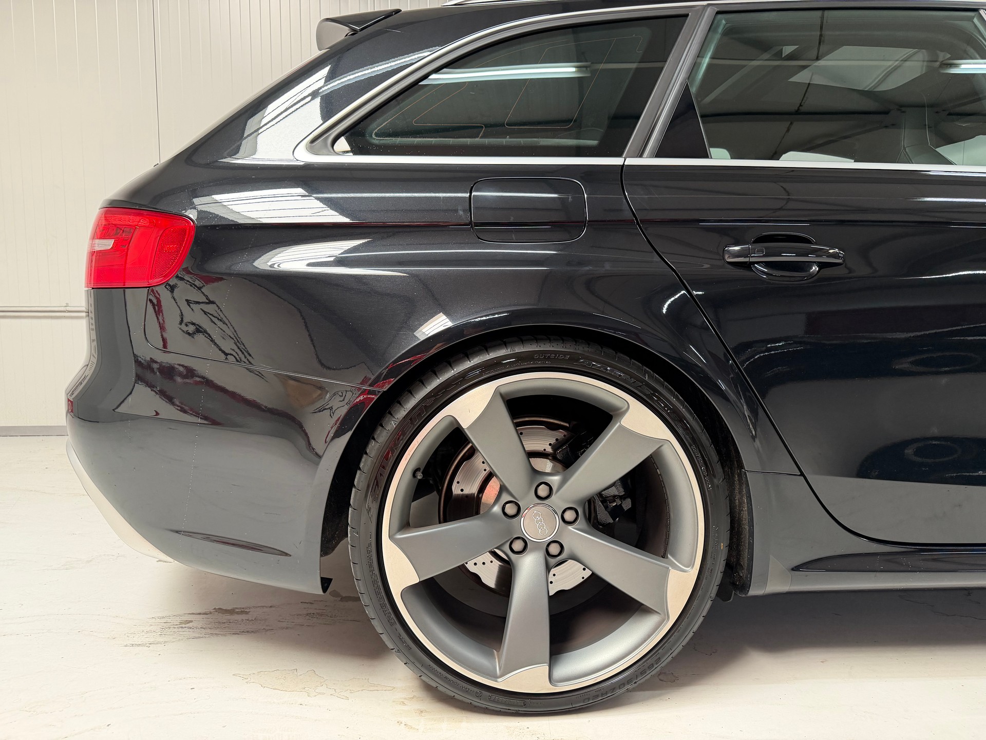 AUDI RS4 Avant 4.2 FSI V8 quattro S-tronic-image-6