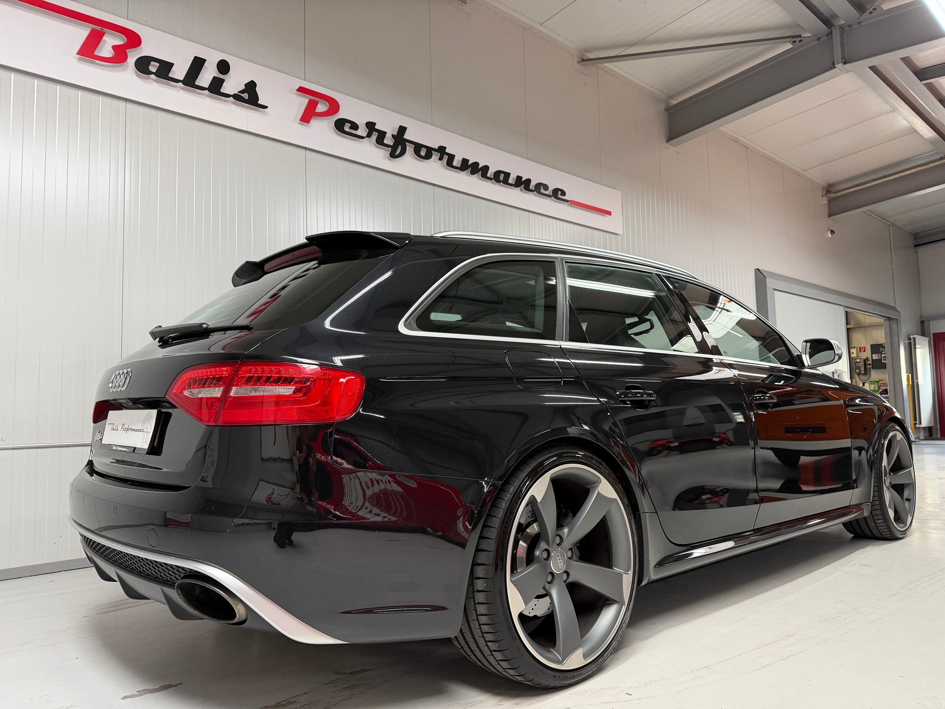AUDI RS4 Avant 4.2 FSI V8 quattro S-tronic-image-2