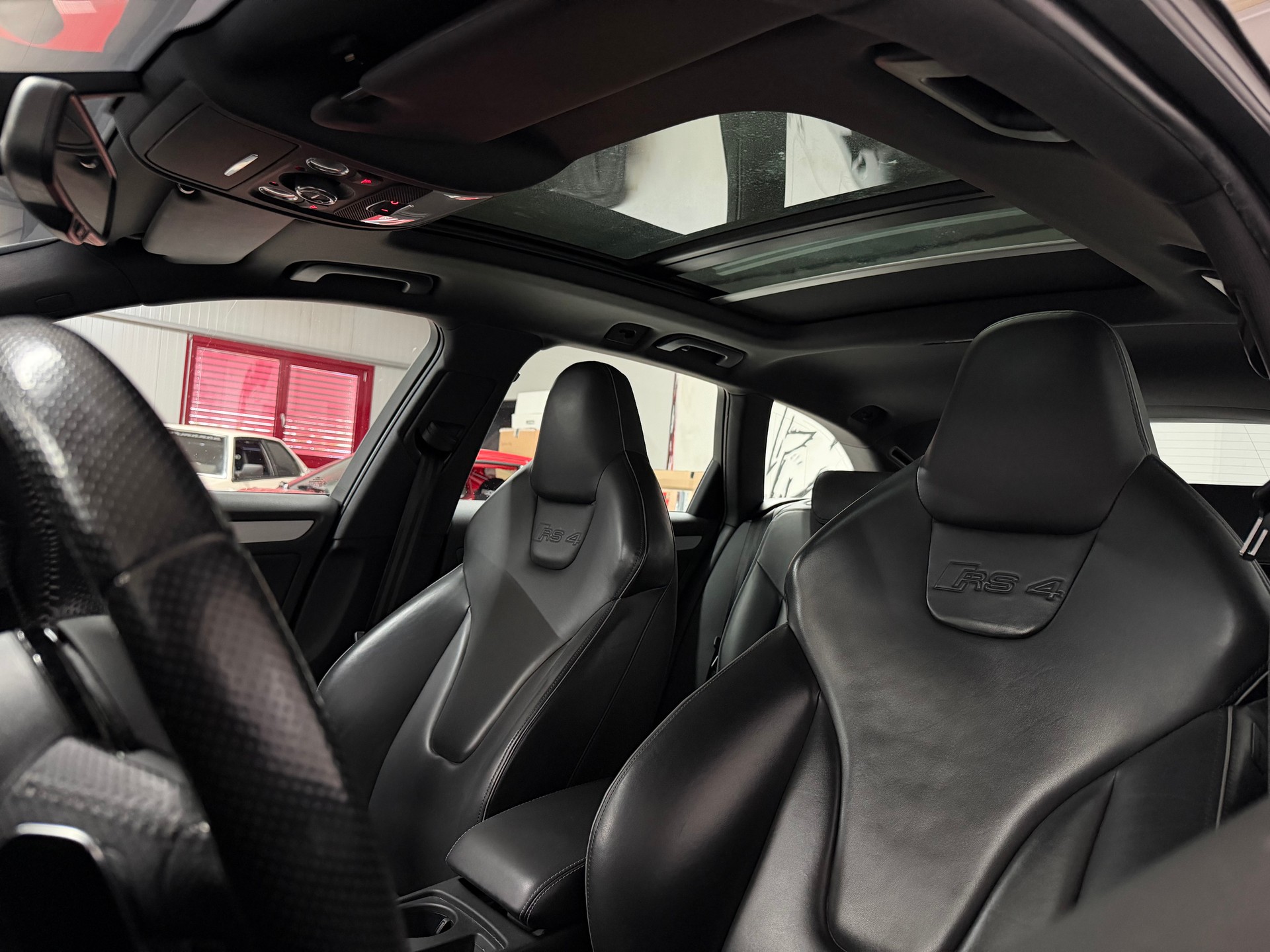AUDI RS4 Avant 4.2 FSI V8 quattro S-tronic-image-12
