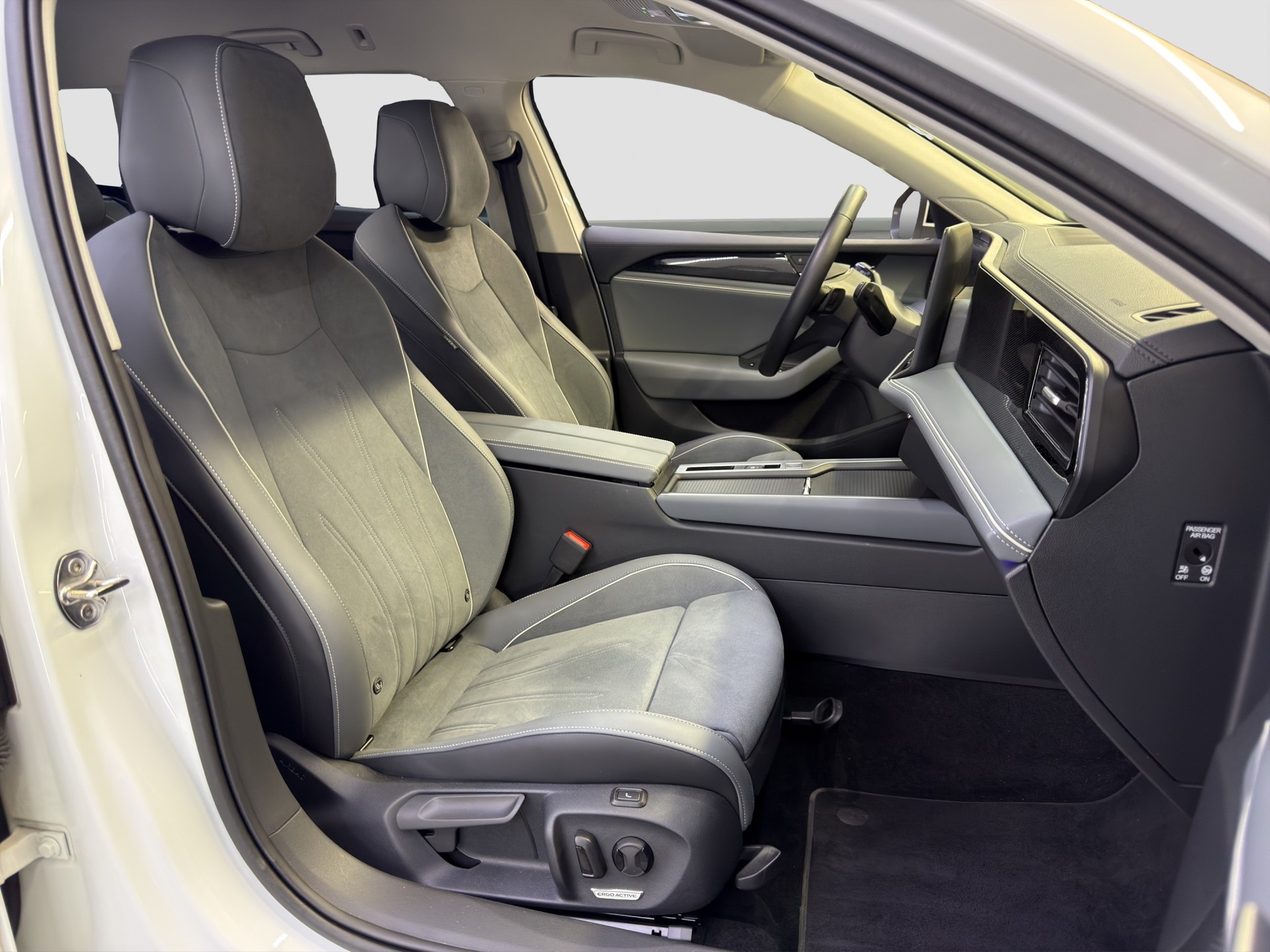 VW Passat Variant 2.0 TDI evo Business DSG-image-13
