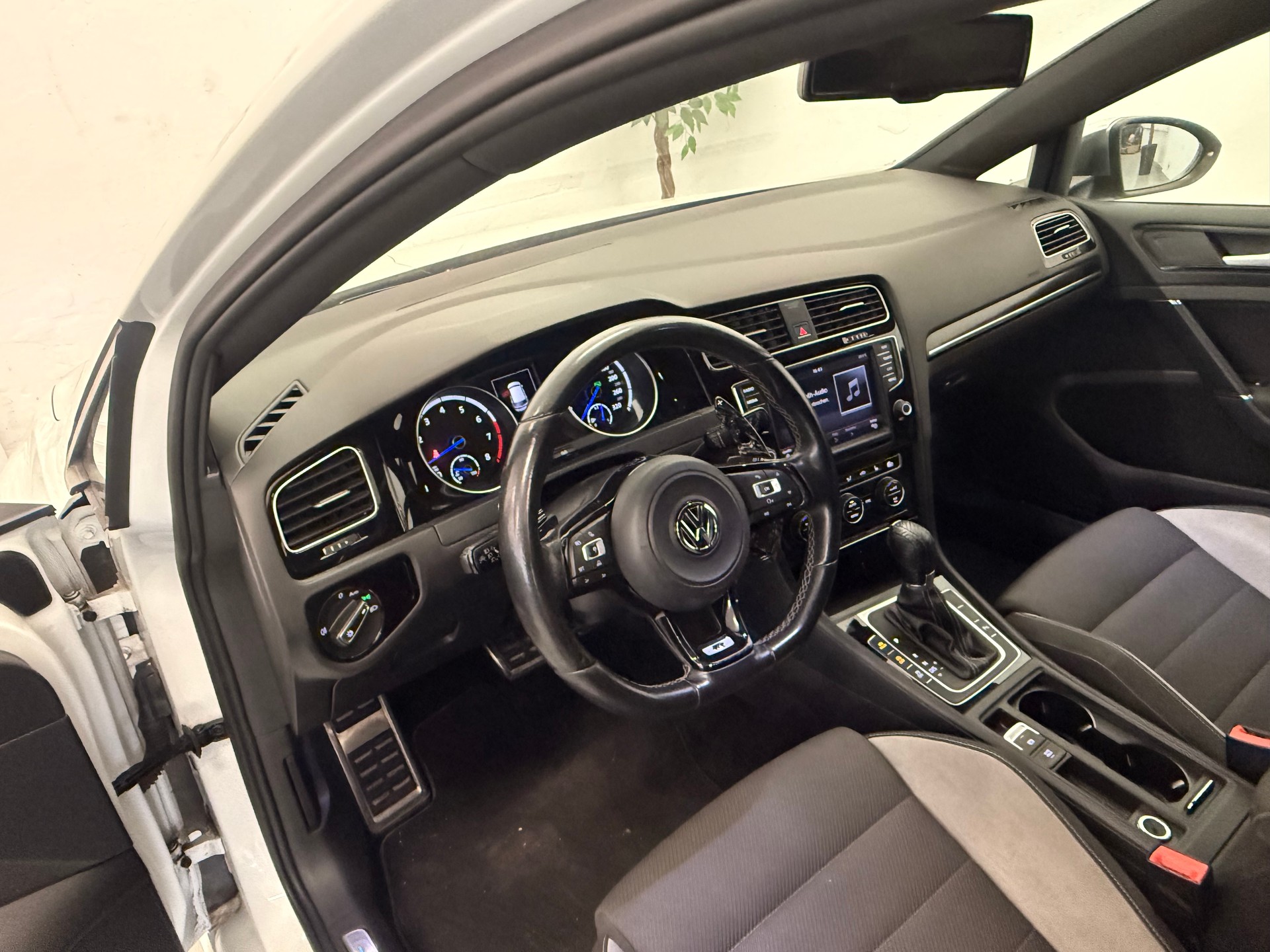 VW Golf 2.0 TSI R 4Motion DSG-image-11