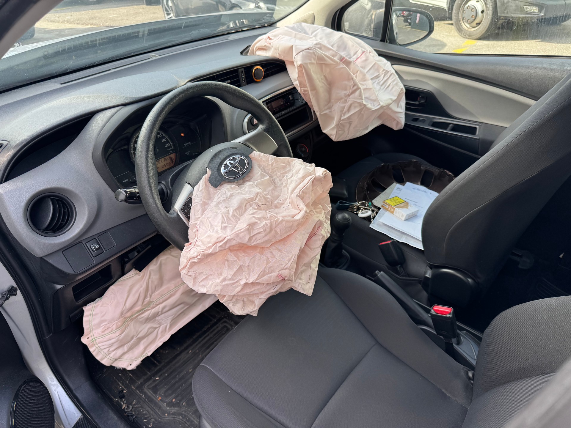 TOYOTA Yaris 1.0 Terra-image-15