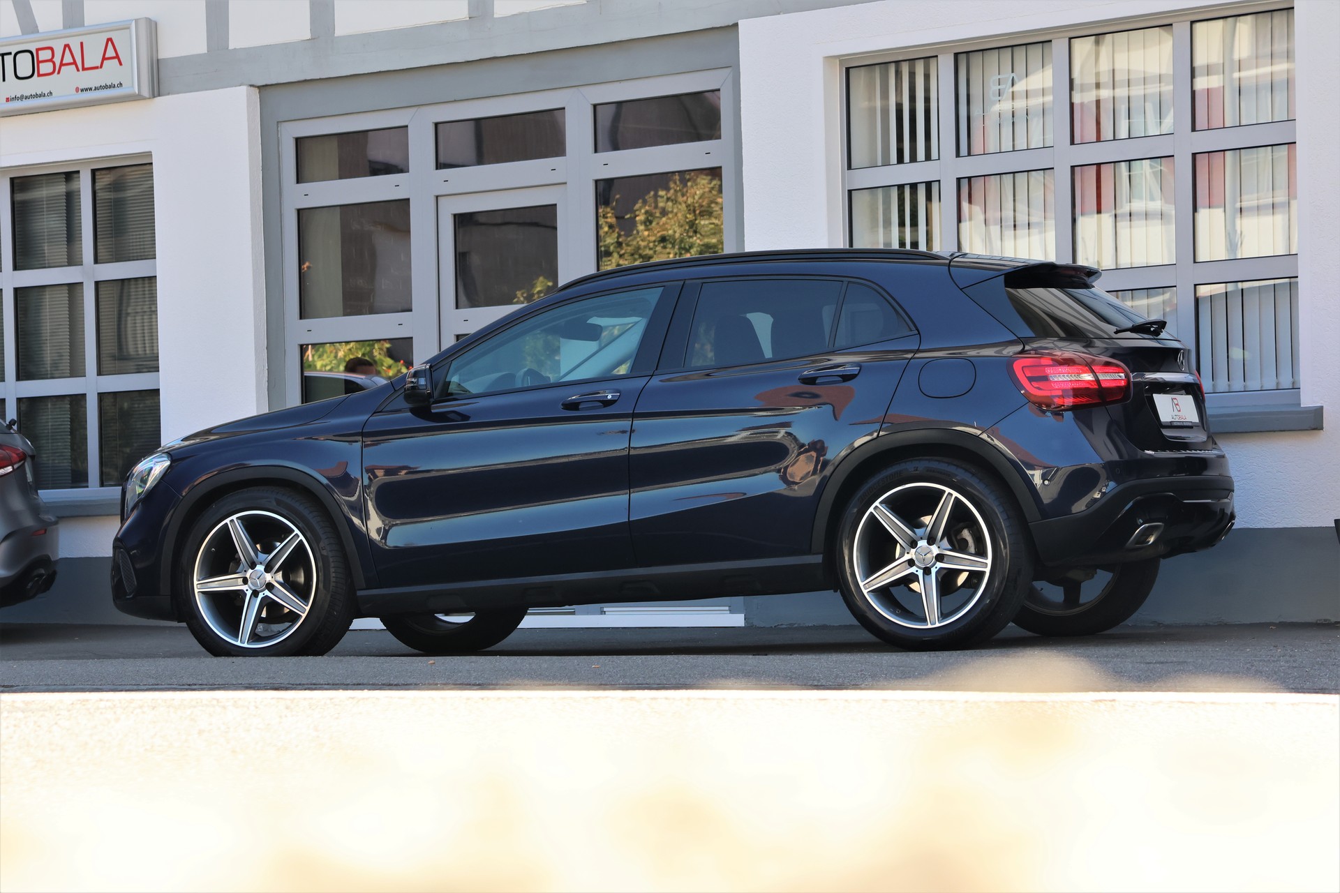 MERCEDES-BENZ GLA 200 d Swiss Star Edition Urban 4Matic 7G-DCT (CH)-showroom-element-3