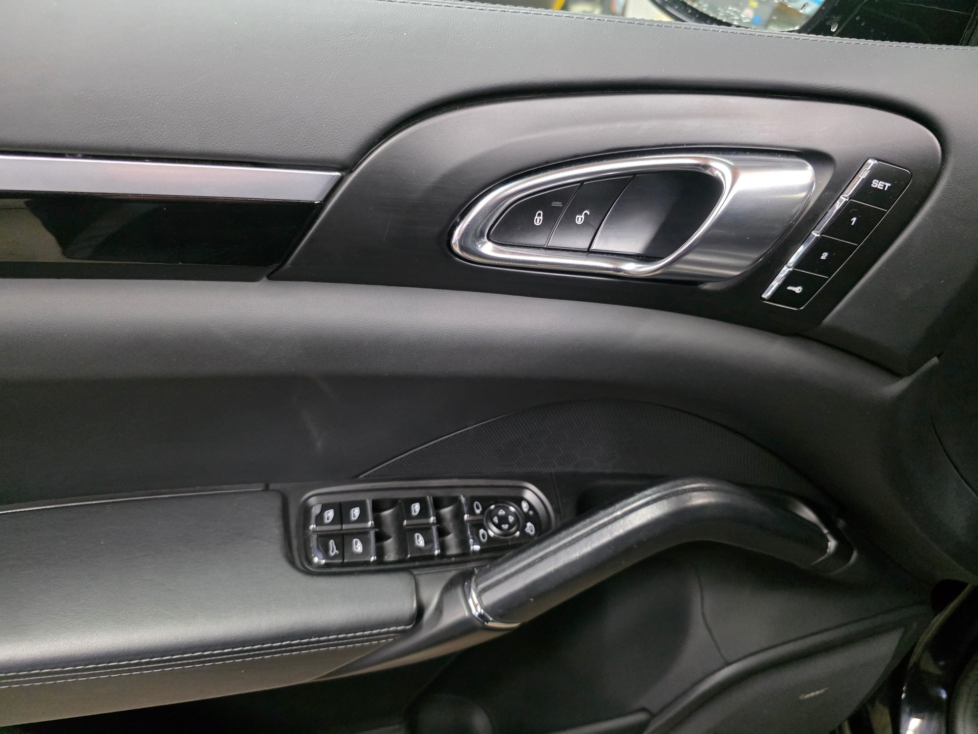 PORSCHE Cayenne Turbo S-image-17