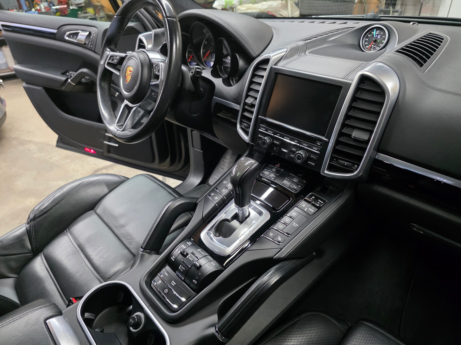 PORSCHE Cayenne Turbo S-image-12