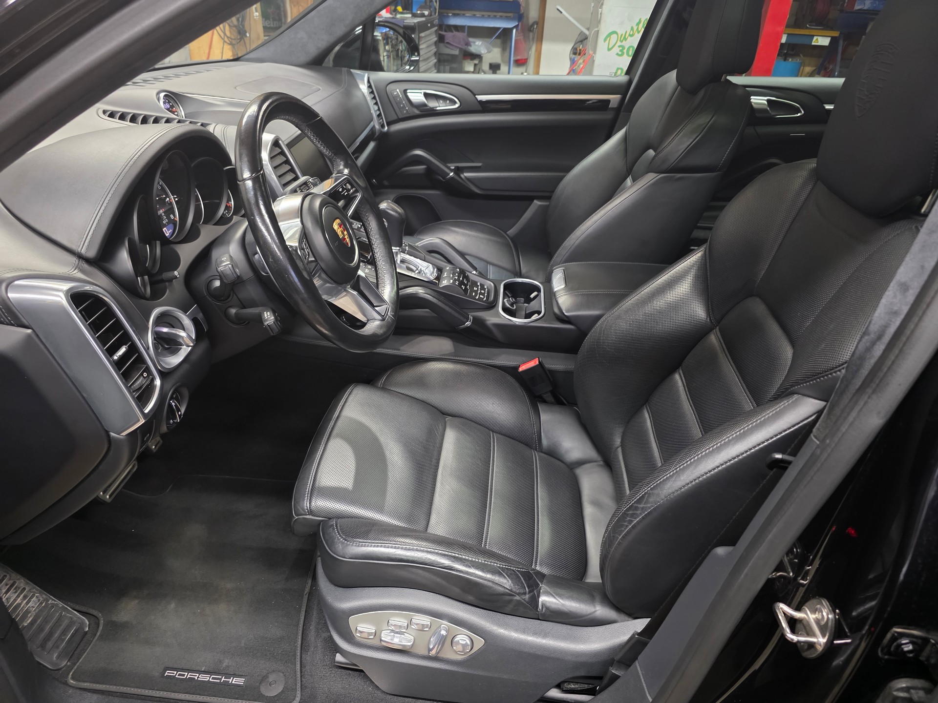 PORSCHE Cayenne Turbo S-image-11