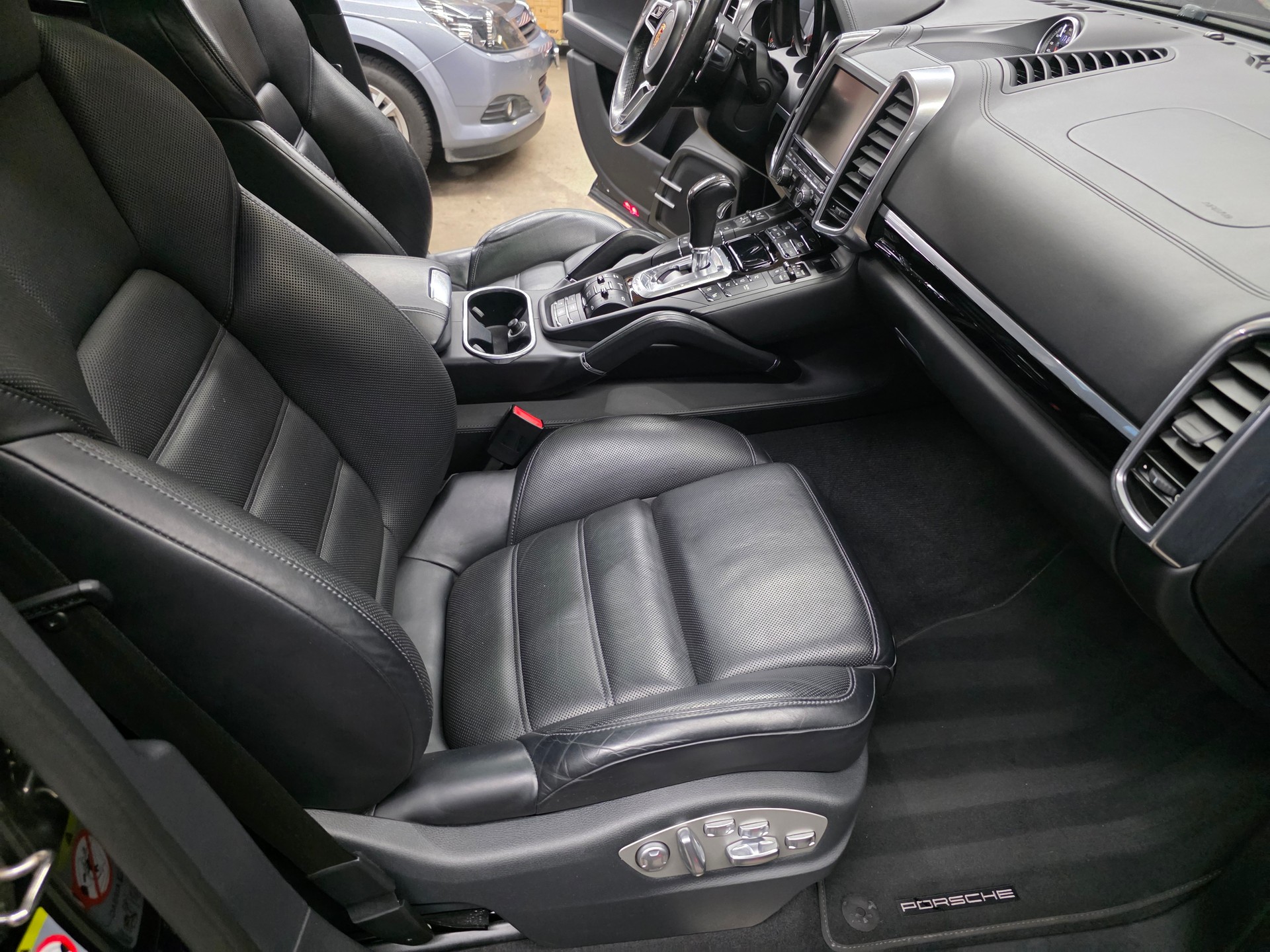 PORSCHE Cayenne Turbo S-image-16