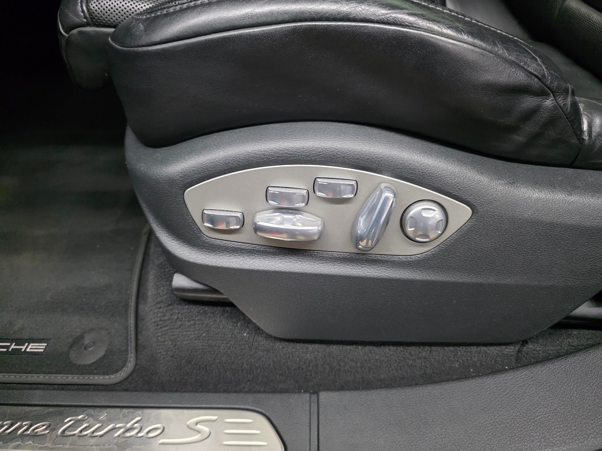 PORSCHE Cayenne Turbo S-image-14