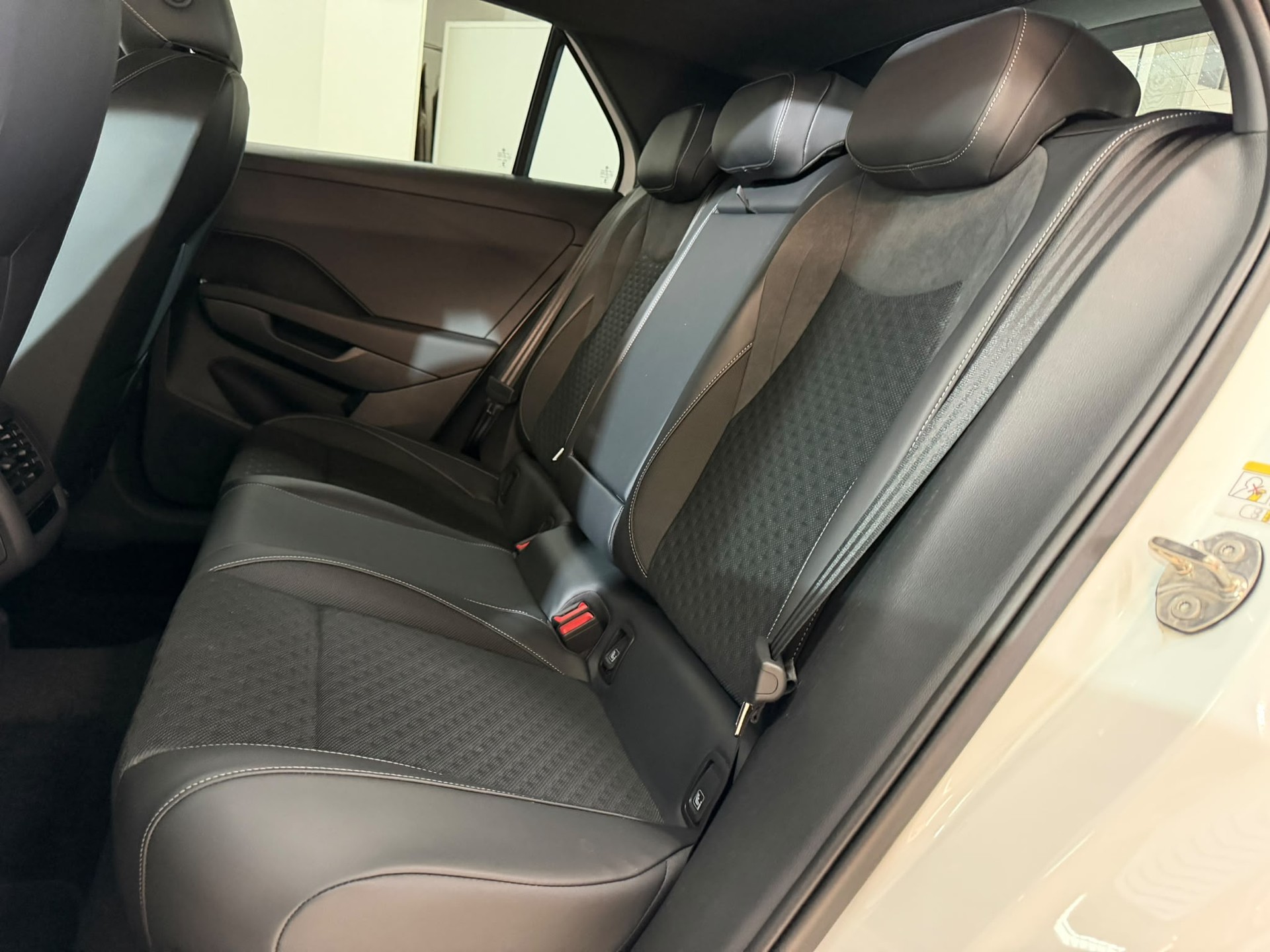VW T-Roc 1.5 eTSI mHEV R-Line DSG-image-7