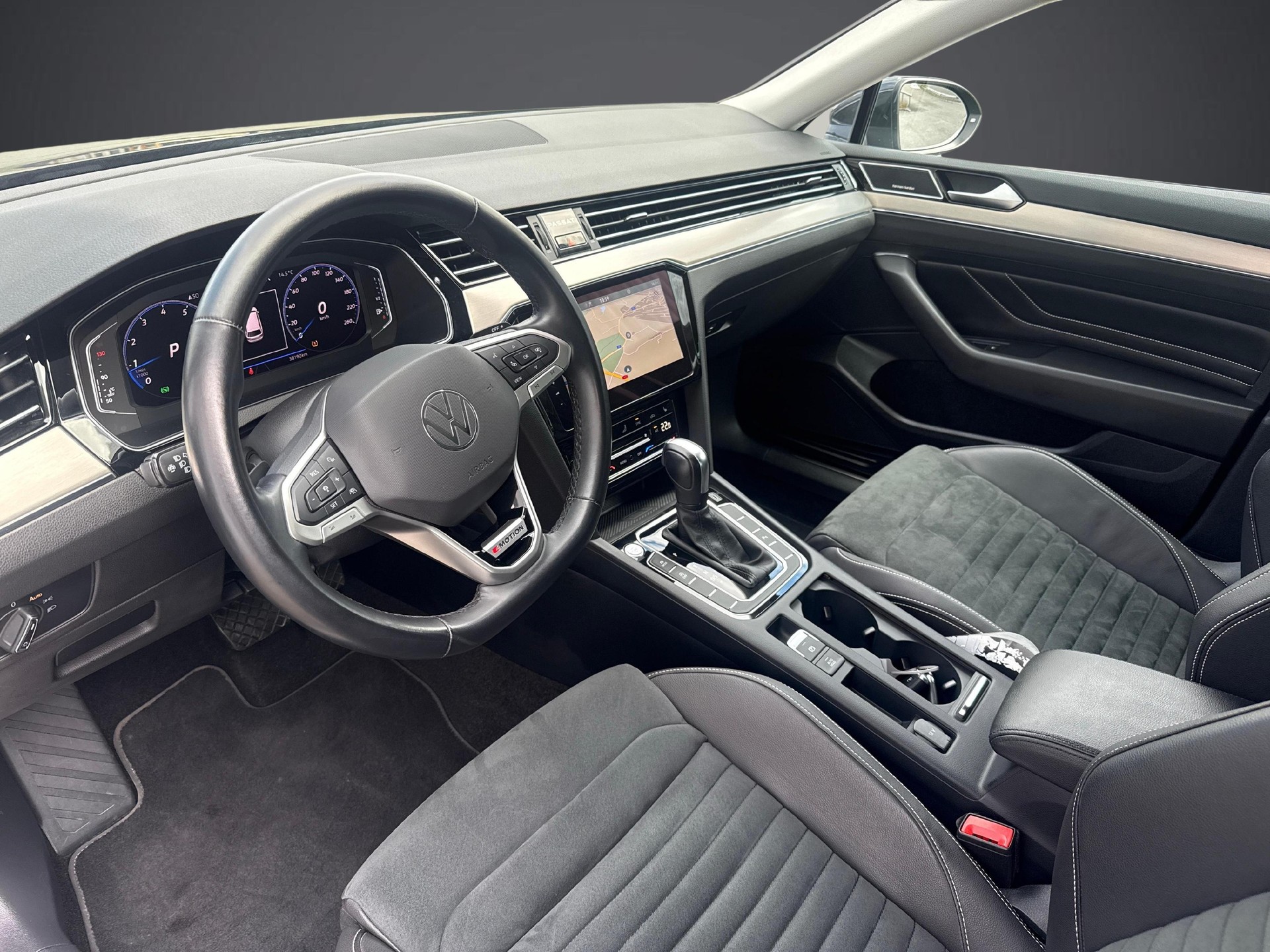VW Passat Variant 2.0 TSI Elegance DSG 4m-image-6