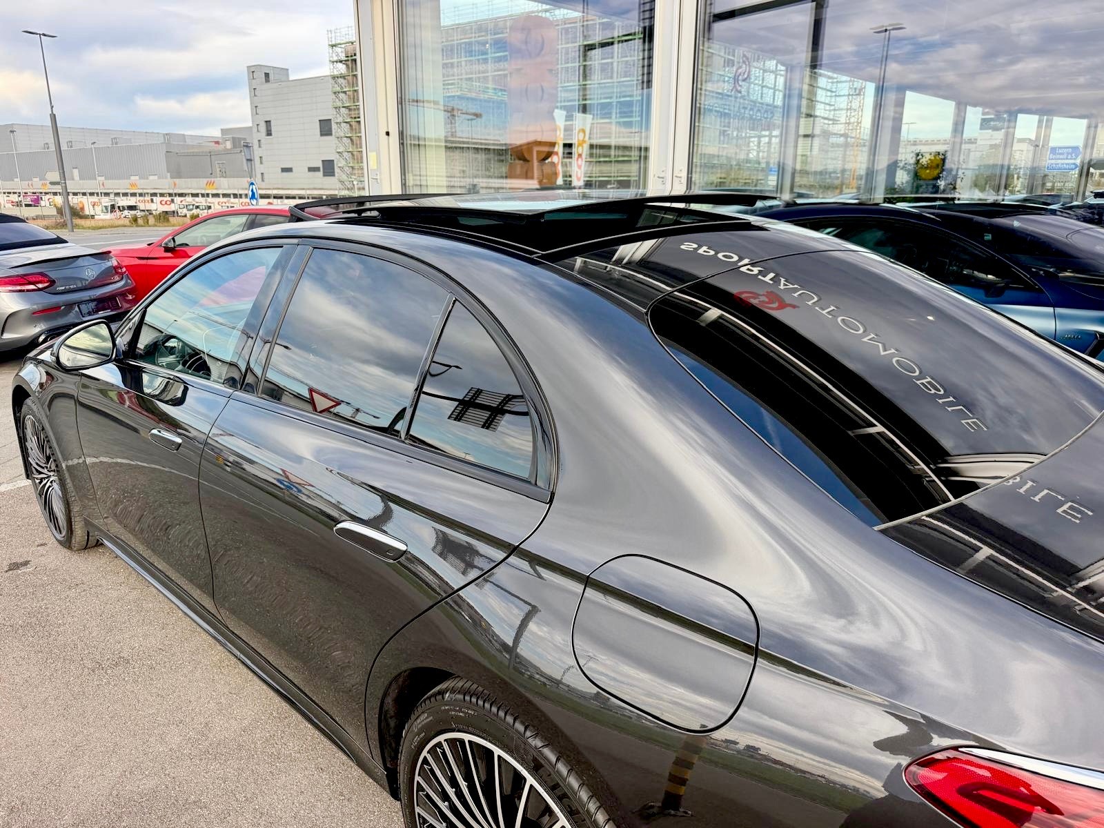 MERCEDES-BENZ E 300 e AMG Line 4Matic EQ Hybrid 9G-Tronic-image-11