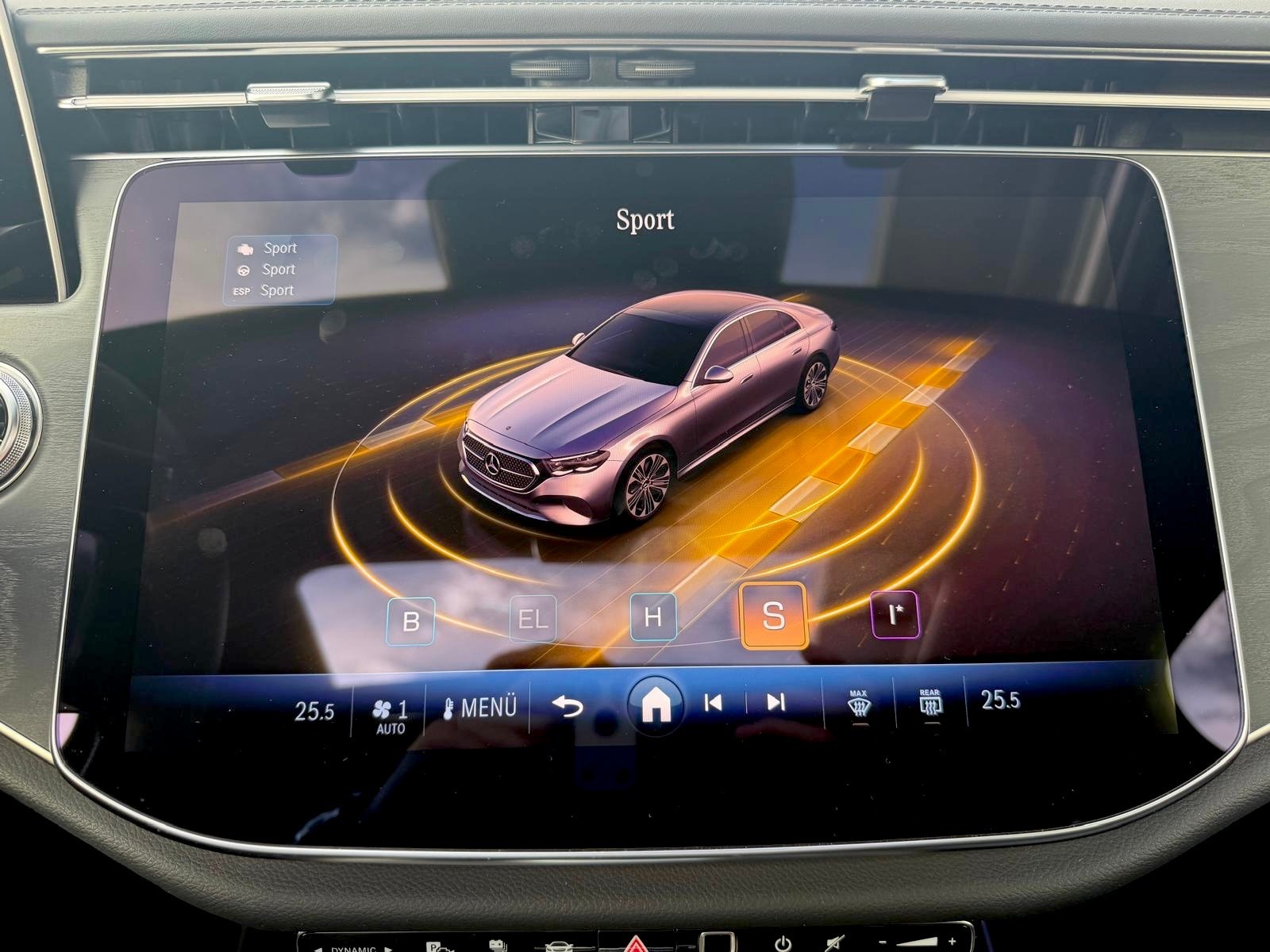 MERCEDES-BENZ E 300 e AMG Line 4Matic EQ Hybrid 9G-Tronic-image-17