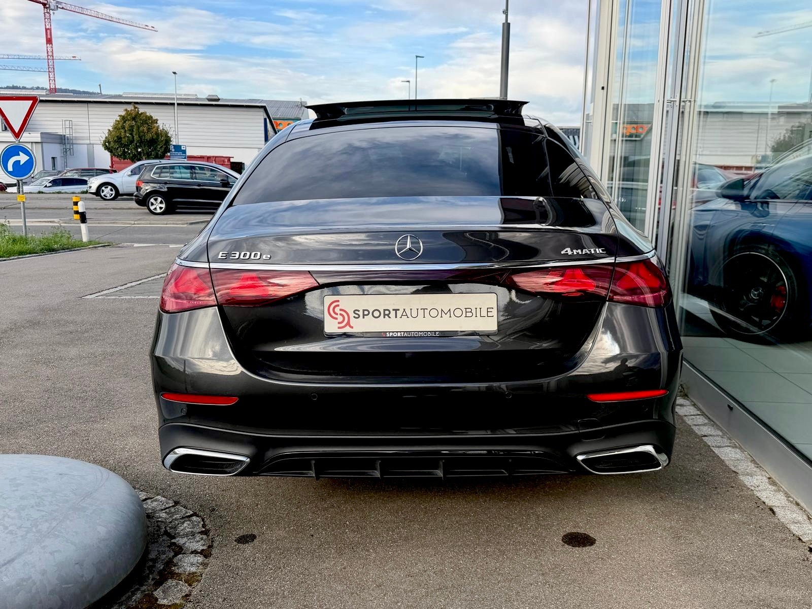 MERCEDES-BENZ E 300 e AMG Line 4Matic EQ Hybrid 9G-Tronic-image-9