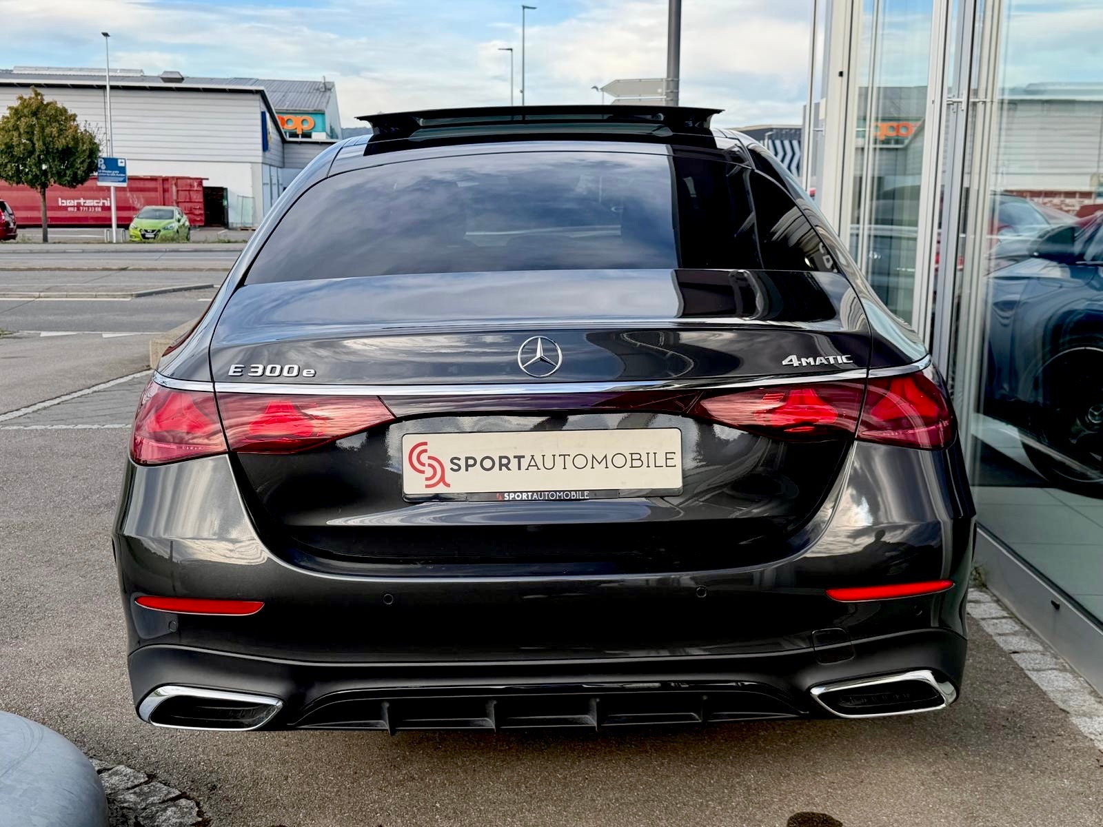 MERCEDES-BENZ E 300 e AMG Line 4Matic EQ Hybrid 9G-Tronic-image-10