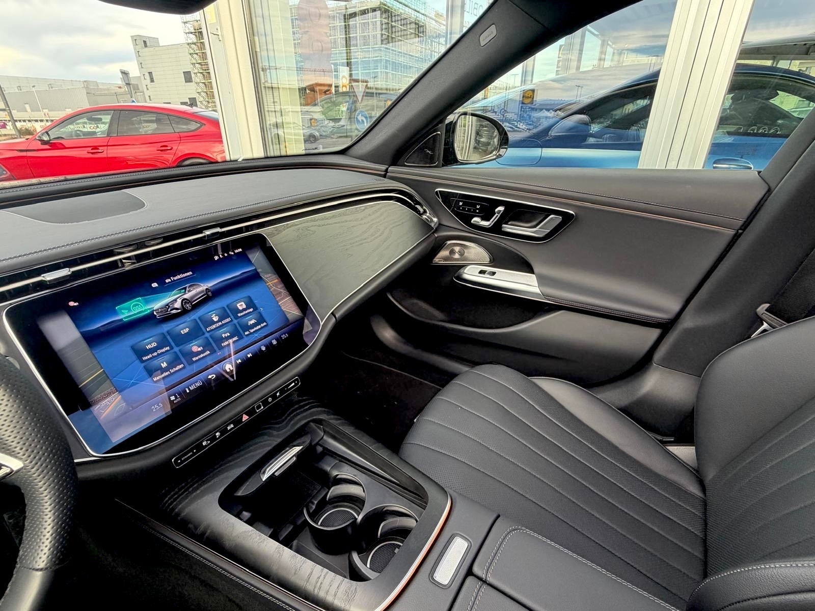 MERCEDES-BENZ E 300 e AMG Line 4Matic EQ Hybrid 9G-Tronic-image-21