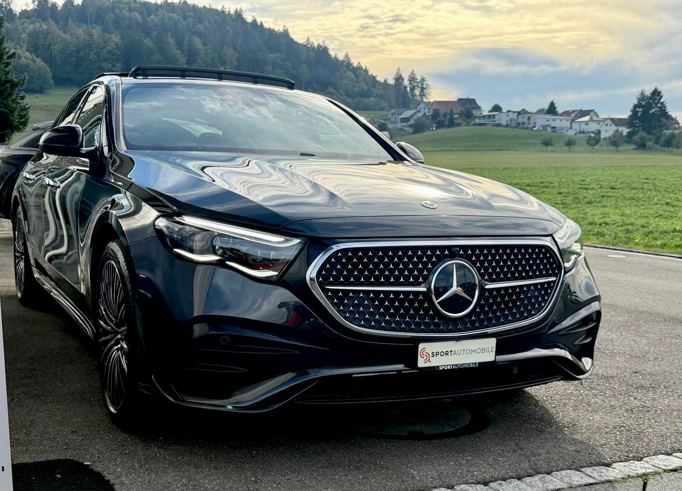 MERCEDES-BENZ E 300 e AMG Line 4Matic EQ Hybrid 9G-Tronic-image-4