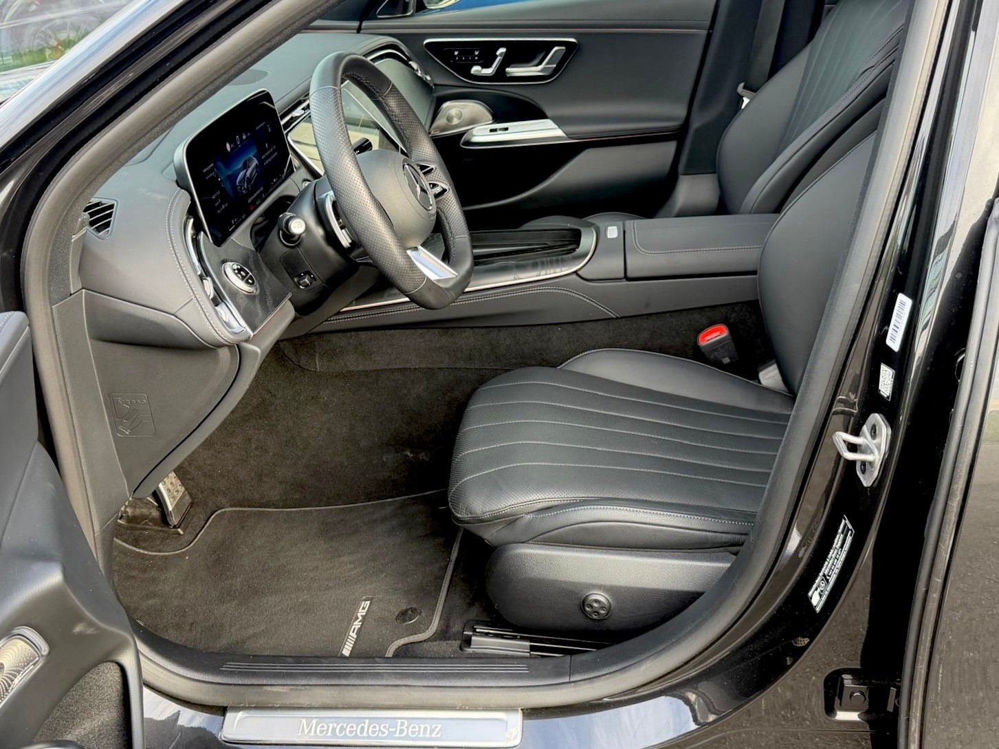 MERCEDES-BENZ E 300 e AMG Line 4Matic EQ Hybrid 9G-Tronic-image-15