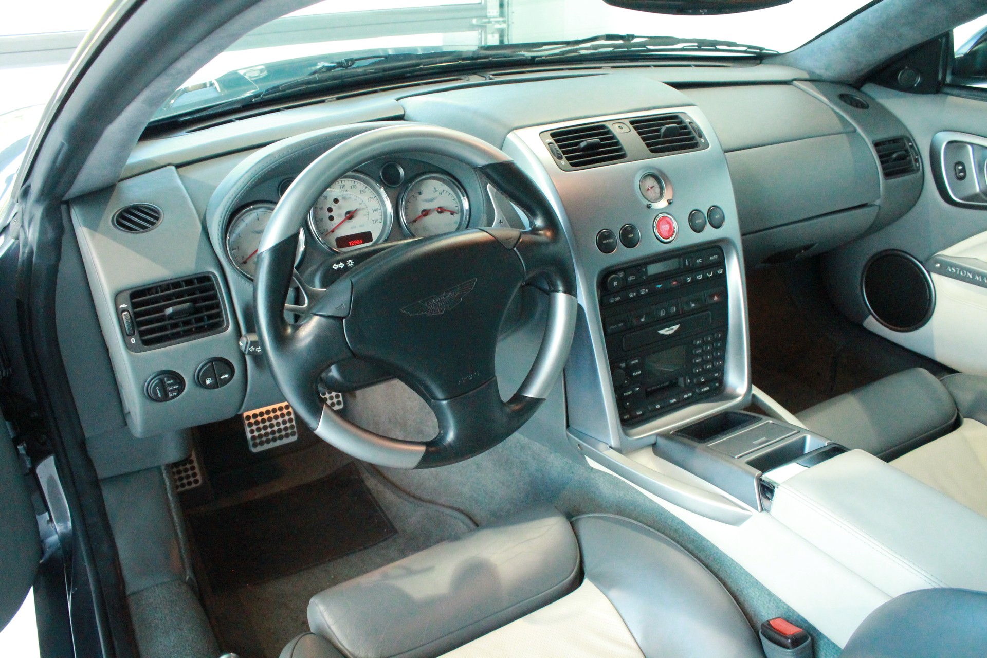 ASTON MARTIN Vanquish V12 5.9-48-image-3