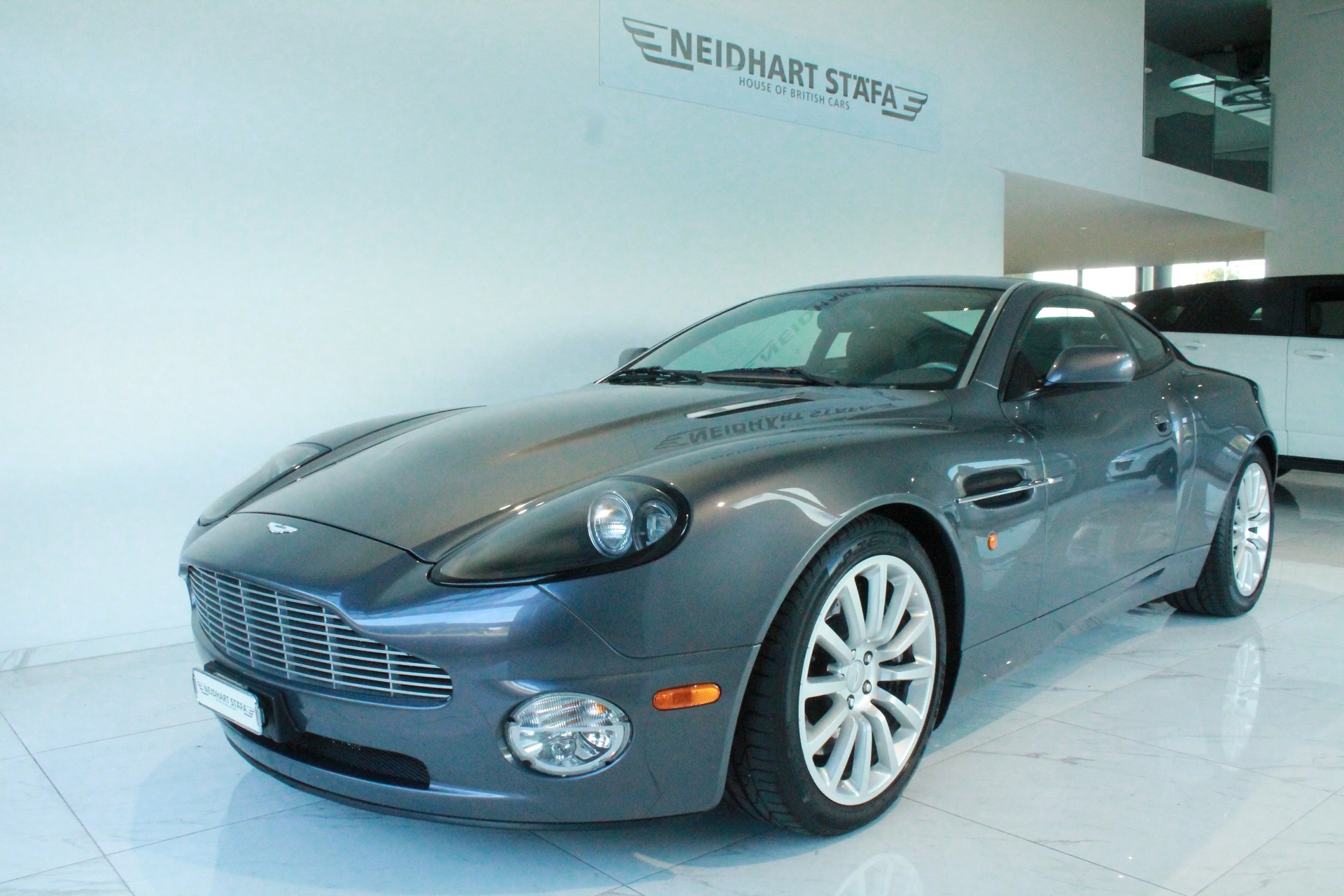 ASTON MARTIN Vanquish V12 5.9-48-image-1