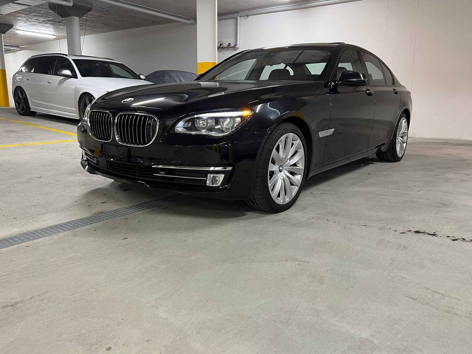 BMW 750i xDrive-image-2