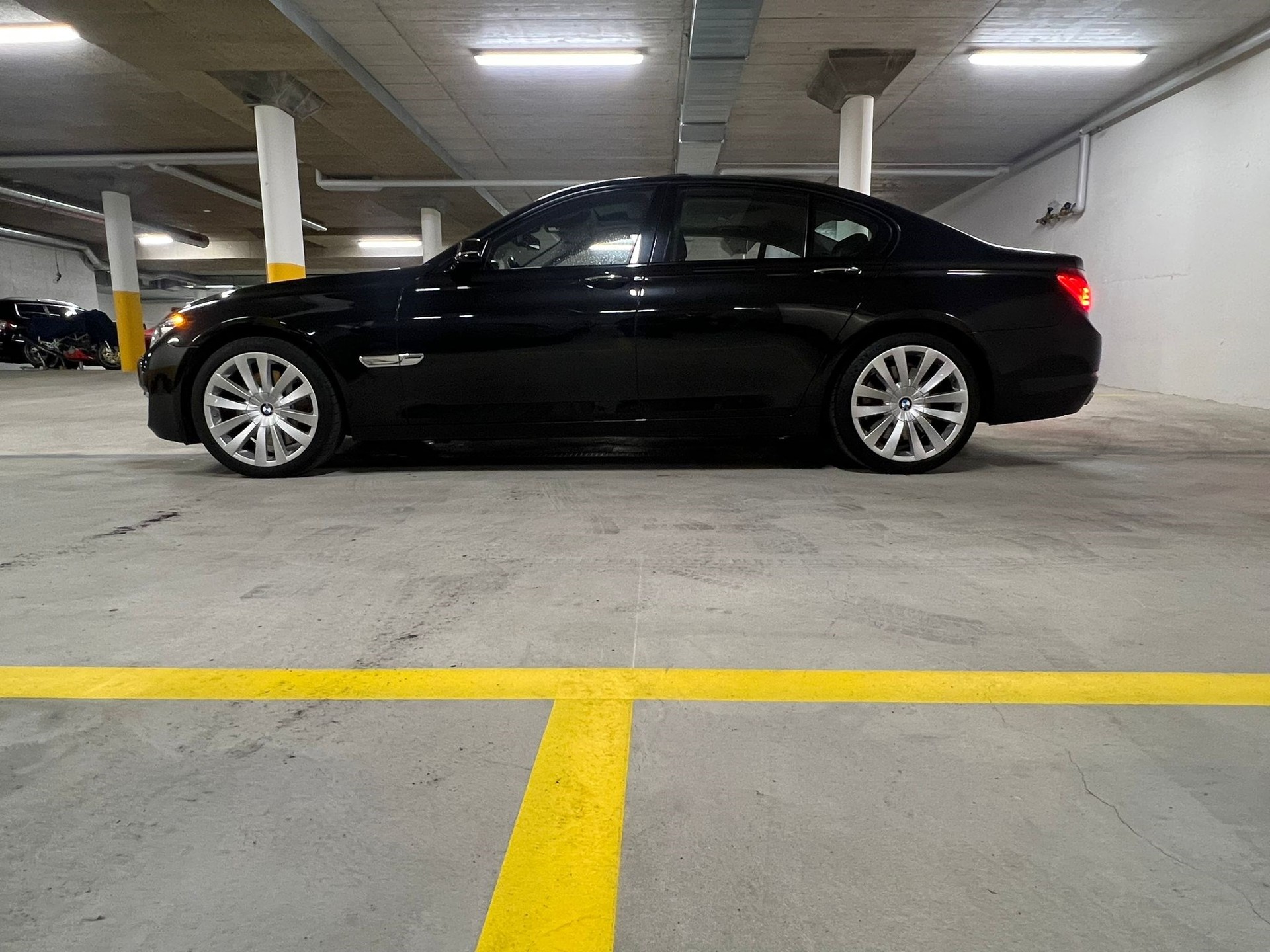 BMW 750i xDrive-image-4