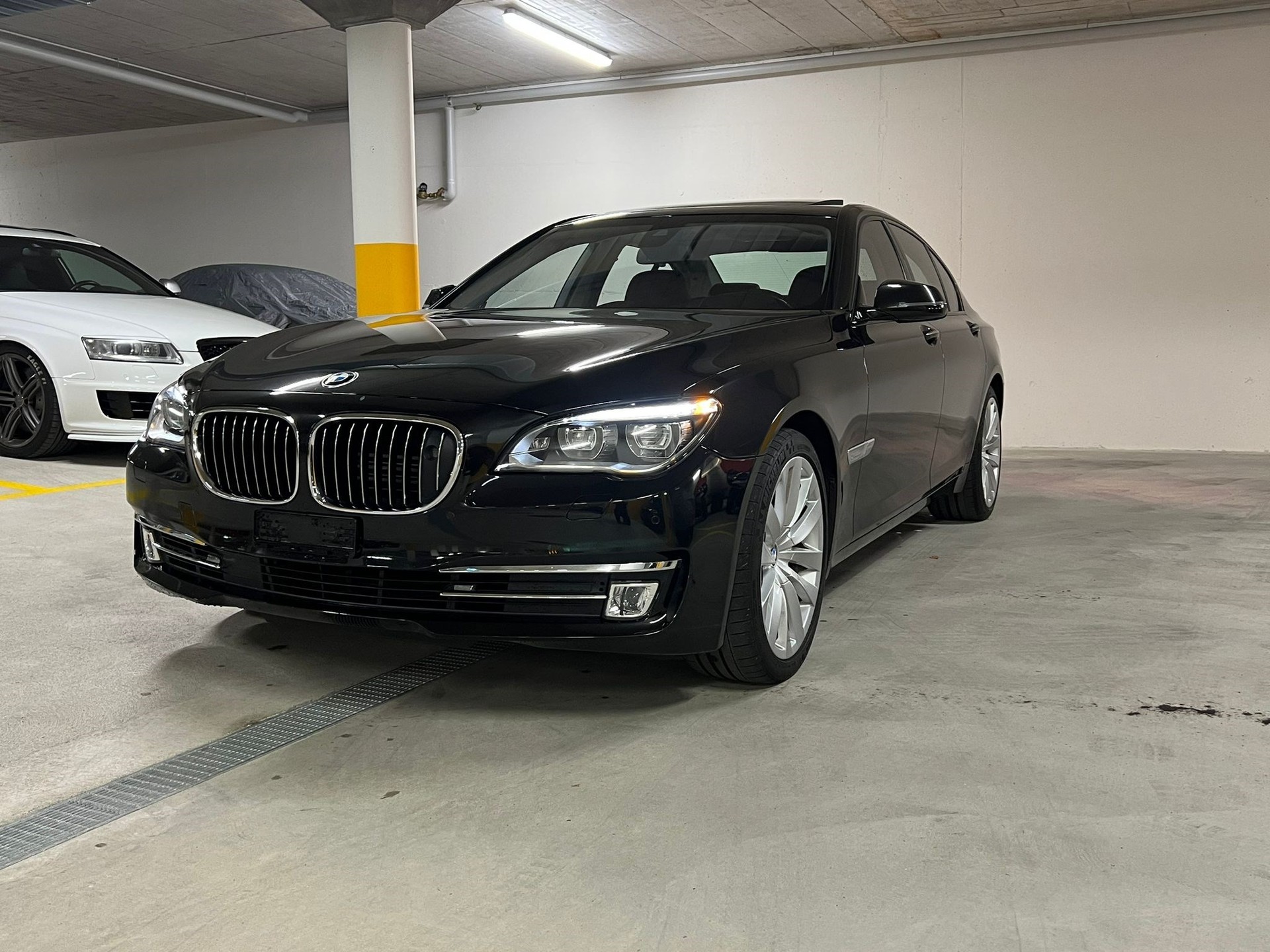 BMW 750i xDrive-image-0