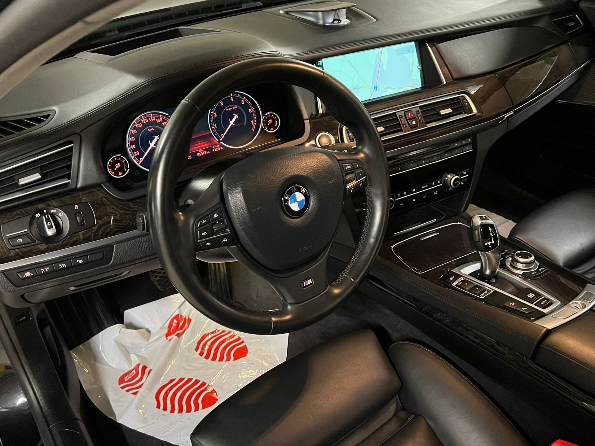 BMW 750i xDrive-image-11