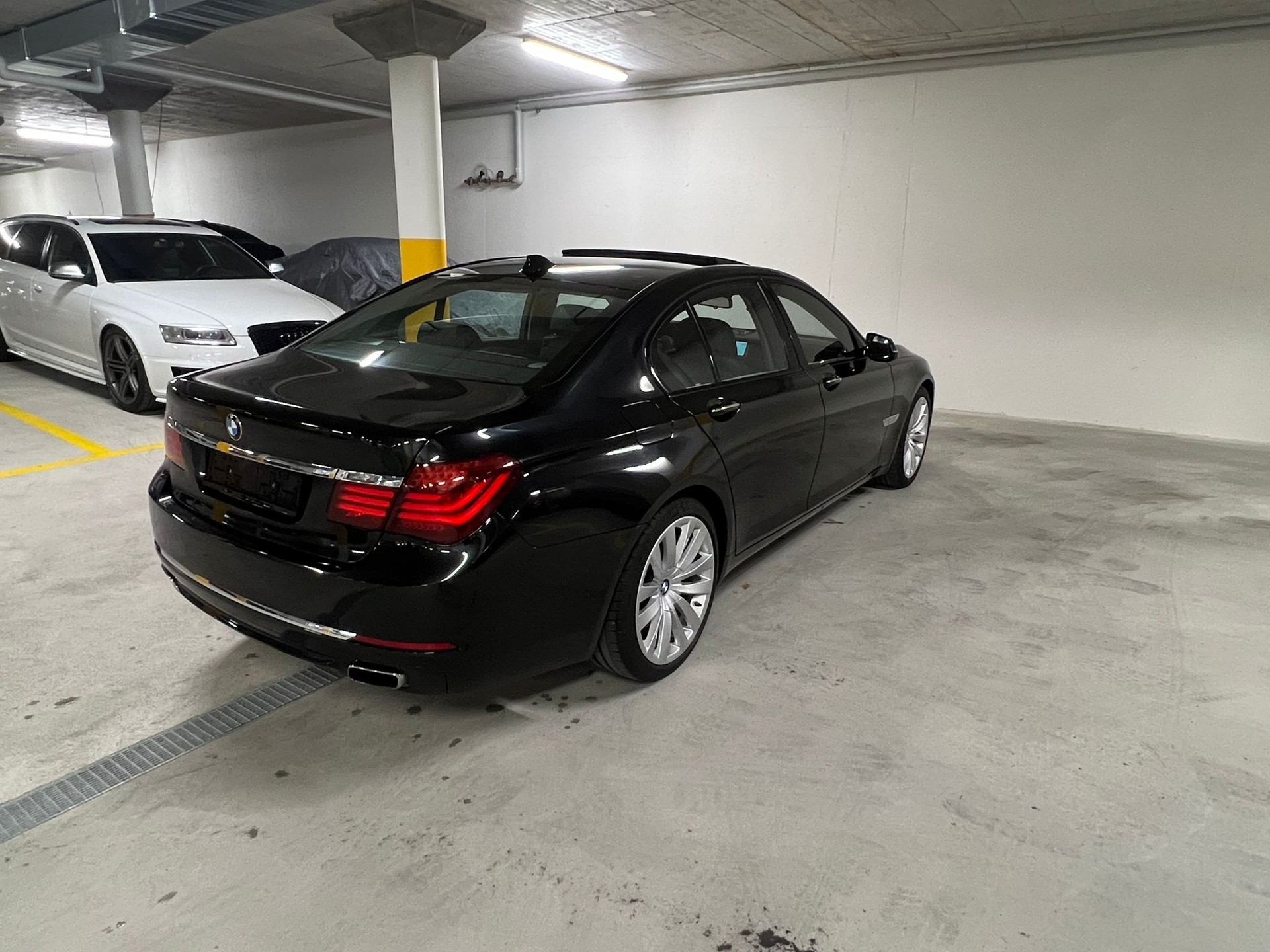 BMW 750i xDrive-image-6