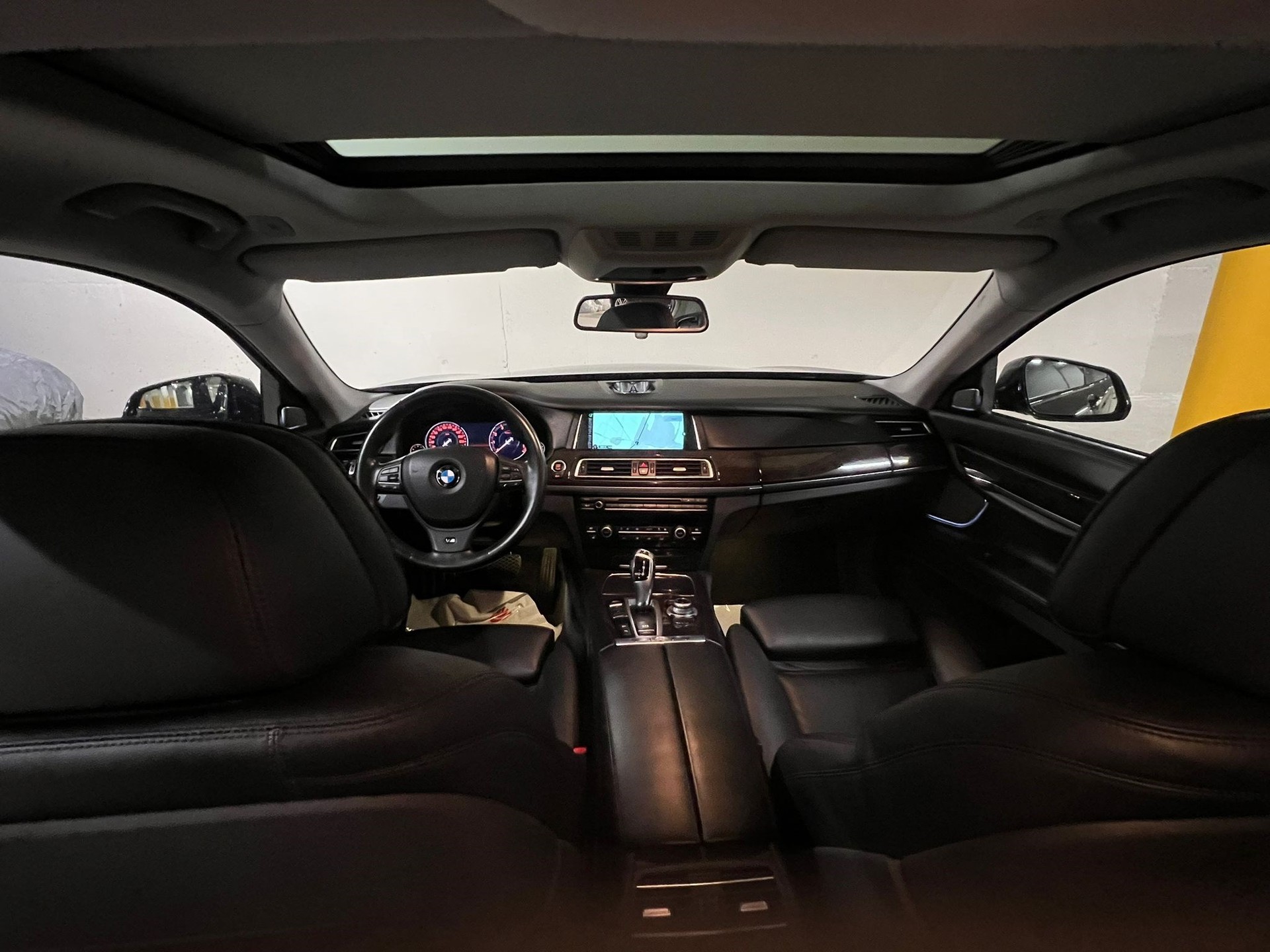 BMW 750i xDrive-image-13