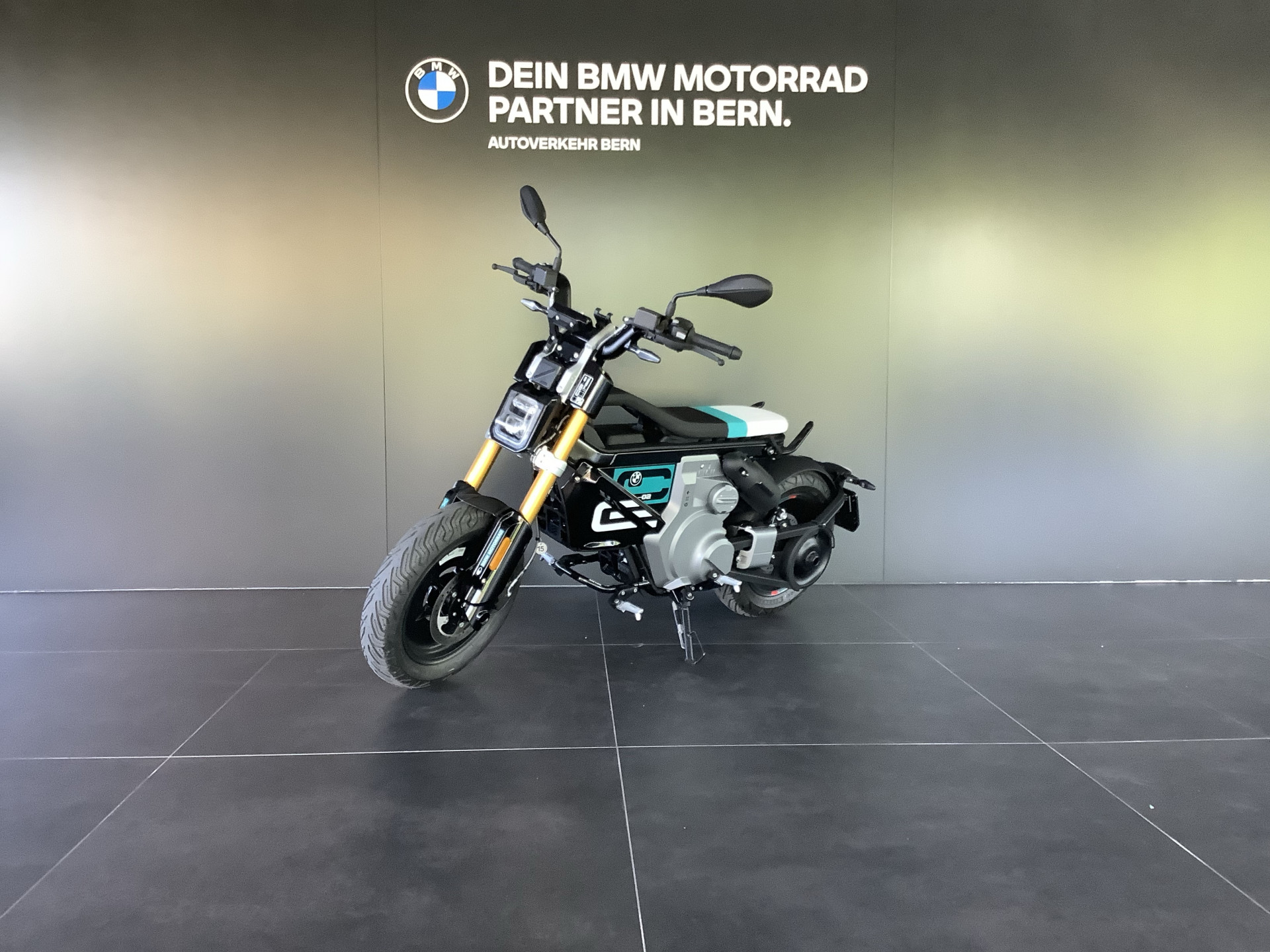 BMW CE 02-showroom-element-1