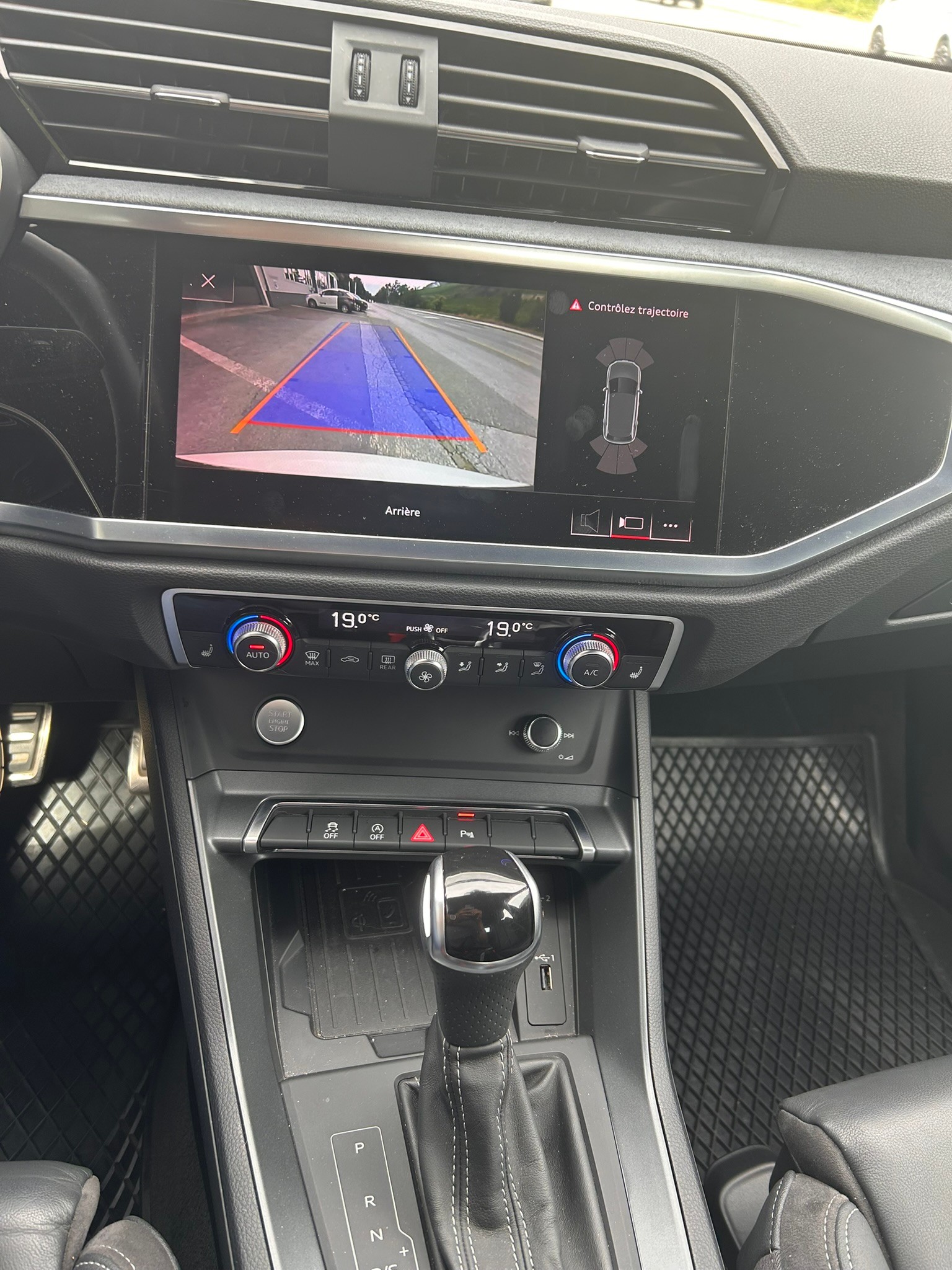 AUDI Q3 40 TFSI S line quattro S-tronic-image-13