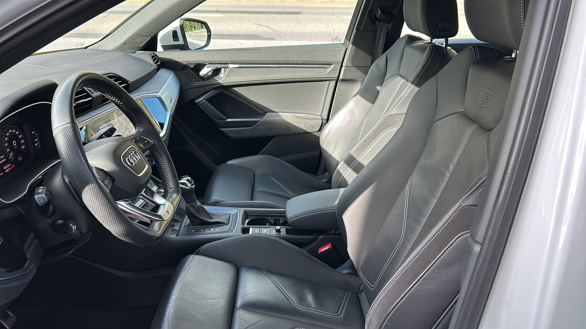 AUDI Q3 40 TFSI S line quattro S-tronic-image-5